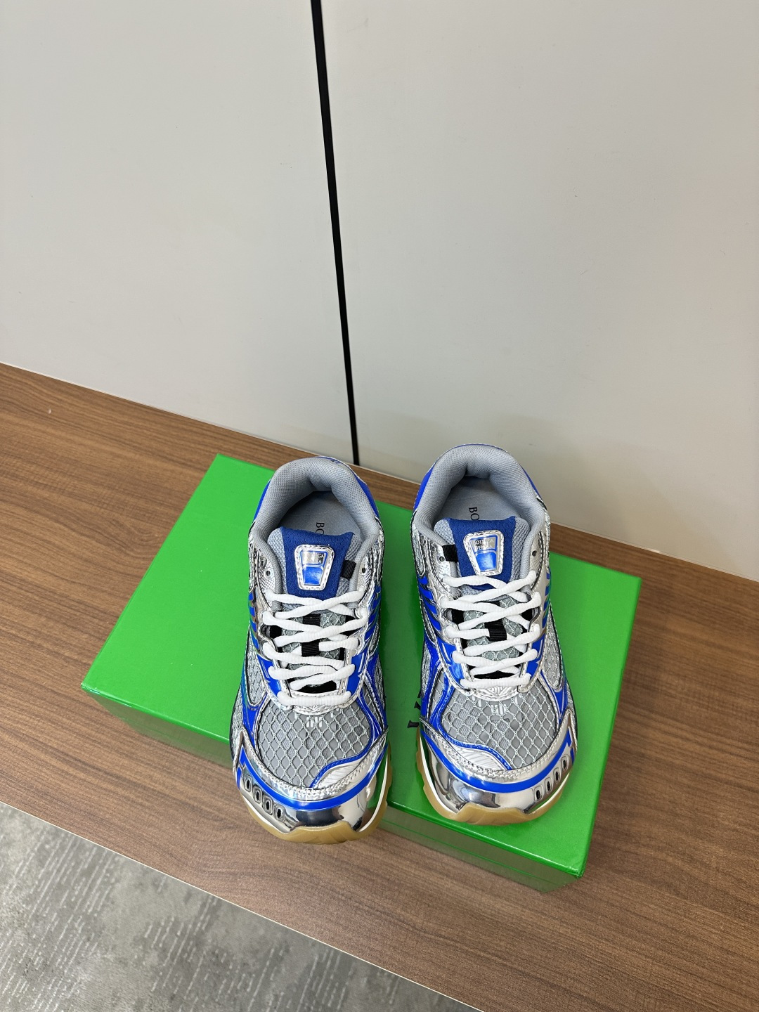 NO:235101,10 BV top version Orbit sneakers Wang Yibo Same style couple dad shoes Runner sneakers, using lightweight technology mesh fabric. Matched with geometric patterns, rubber outsole. Observe the bagging process. The actual height is much higher, and the legs are still thin and very playful and durable. Benchmark the counterpart bagging process. Observe the high version. The outsole uses color-blocking TPU outsole for women. 35 36 37 38 39 40 41 (customized by 40 41) Men's 39 40 41 42 43 44 45 (customized by 46) Configure the original packaging, dad shoes, bottega veneta, sneakers19860909批男10 BV顶级版本 Orbit运动鞋 王一博 同款 情侣款老爹鞋 Runner运动鞋,采用轻质科技网布面料. 搭配几何图案设计橡胶外底. 认准套包工艺 实际增高很多哦,还是一样显腿细非常nice耐玩耐造 对标对版套包鞋工艺 认准高版本 大底选用拼色TPU大底 女款 35 36 37 38 39 40 41（40 41定制） 男款39 40 41 42 43 44 45（46订做） 配置原版包装,老爹鞋,bottega veneta,sneakers,Women's Shoes