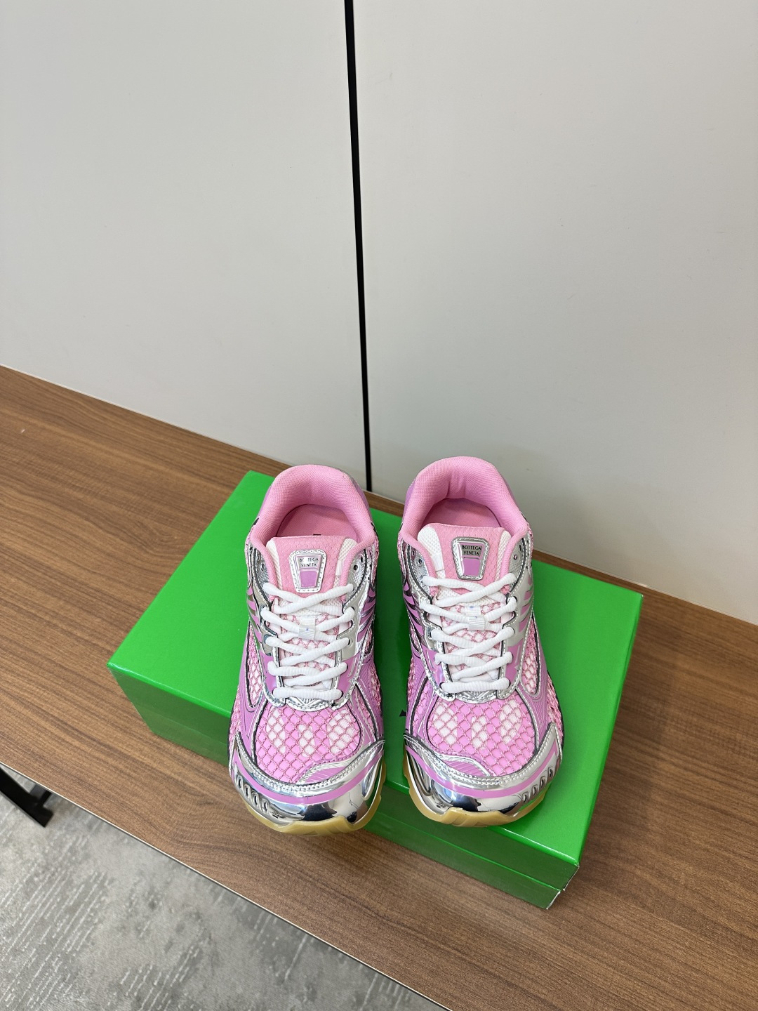 NO:235103,10 BV top version Orbit sneakers Wang Yibo Same style couple dad shoes Runner sneakers, using lightweight technology mesh fabric. Matched with geometric patterns, rubber outsole. Observe the bagging process. The actual height is much higher, and the legs are still thin and very playful and durable. Benchmark the counterpart bagging process. Observe the high version. The outsole uses color-blocking TPU outsole for women. 35 36 37 38 39 40 41 (customized by 40 41) Men's 39 40 41 42 43 44 45 (customized by 46) Configure the original packaging, dad shoes, bottega veneta, sneakers19860909批女款男10 BV顶级版本 Orbit运动鞋 王一博 同款 情侣款老爹鞋 Runner运动鞋,采用轻质科技网布面料. 搭配几何图案设计橡胶外底. 认准套包工艺 实际增高很多哦,还是一样显腿细非常nice耐玩耐造 对标对版套包鞋工艺 认准高版本 大底选用拼色TPU大底 女款 35 36 37 38 39 40 41（40 41定制） 男款39 40 41 42 43 44 45（46订做） 配置原版包装,老爹鞋,bottega veneta,sneakers,Women's Shoes