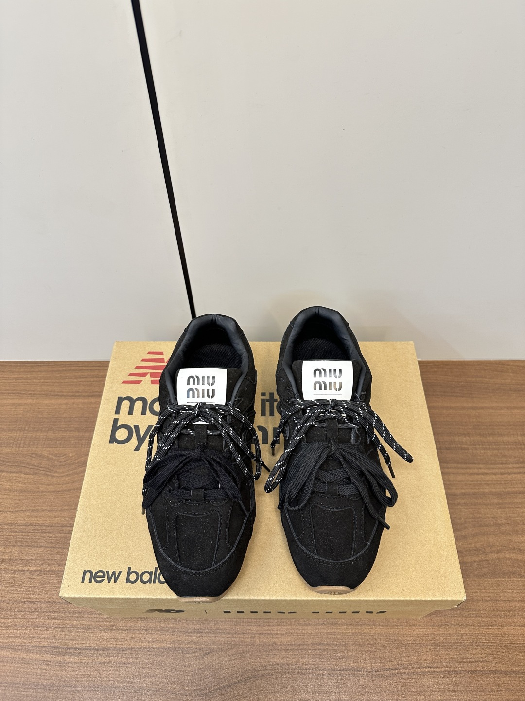 NO:410651,Miumiu X New Balanc*e Early Spring Festival joint show style is super invincible and popular [Perfect] No matter how you wear it, please don’t miss this pair of 530 series sneakers. It’s very easy to match!  Fabric high mercerized beef reverse velvet heel lining / outsole original TPU non-slip sole craft upper full hand-made oiled edge Size35-40, casual shoes/sports shoes, miumiu, sneakers, sheepskin19860909Miumiu X New Balanc*e 早春联名走秀款 超级无敌大热门[得意]无论你如何穿搭请都不要放过这一双530系列的运动鞋 非常好搭配！ 面料高丝光牛反绒 后跟内里羊皮里/ 大底原版TPU防滑大底 工艺鞋面全手工油边 Size35-40,休闲鞋/运动鞋,miumiu,sneakers,sheepskin,Women's Shoes