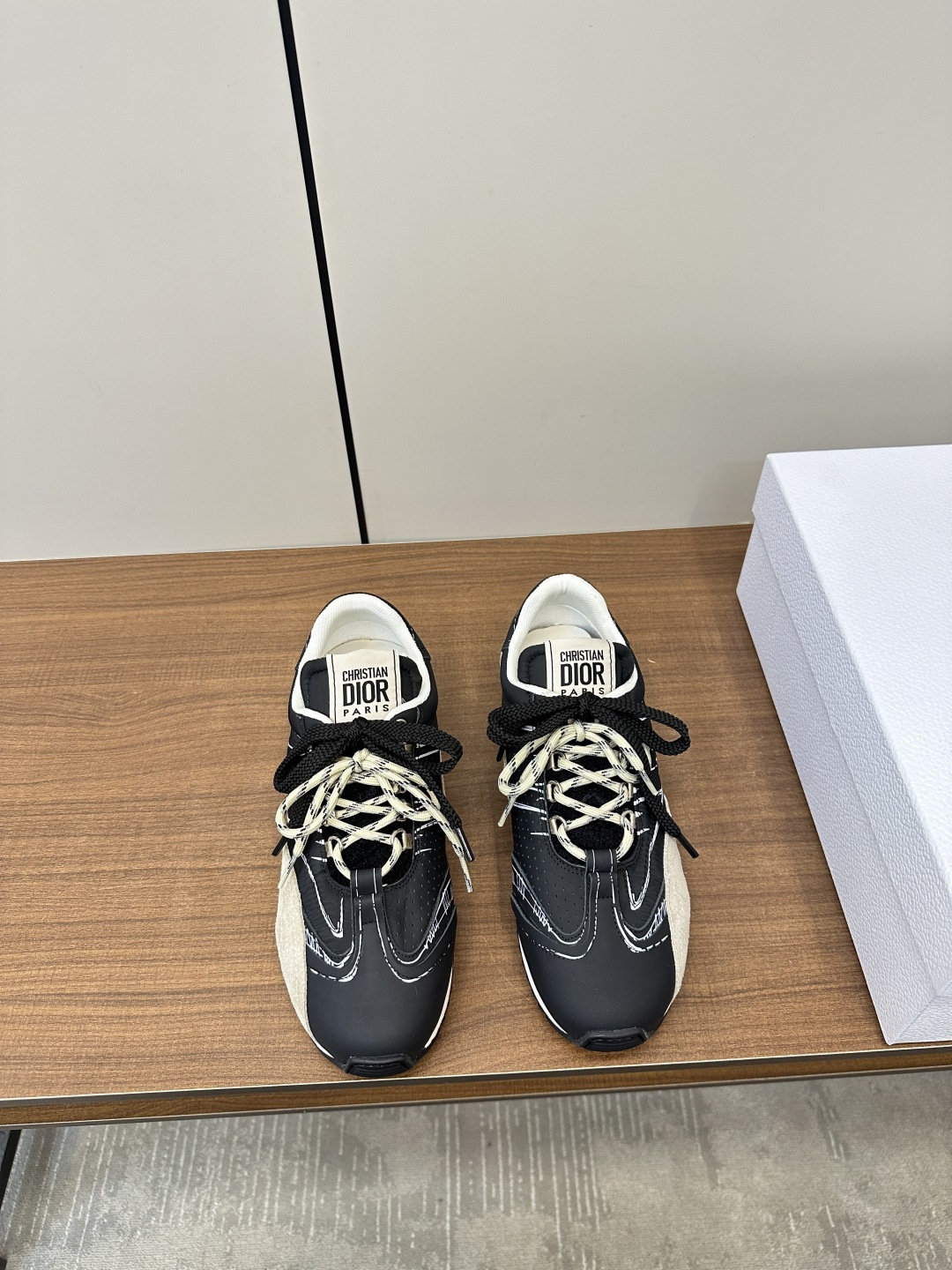 NO:410655,Dior 25K versatile and fashionable doodle sketch training shoes couple sneakers Dior sneakers show a striking and fashionable style. Carefully crafted, the upper 3D printing design style is super fashionable, and the details also add a touch of elegant temperament. The light two-color sole is extremely comfortable and highlights the charm of sports style. It can add fashionable temperament to various casual styles. The tongue and sole are decorated with the Christian Paris logo, Niujing with cowhide design style Technology mesh lining, good breathability Women's size 35-40 Men's size 39-45, casual shoes/sports shoes, dior, dior, sneakers, cowhide19860909Dior 迪奥 25K 百搭时髦涂鸦素描德训鞋情侣款 运动鞋 Dior运动鞋彰显醒目而时尚的风范.精心制作,鞋面3D打印设计风格搭配超级时尚,细节也增添一丝优雅气质.轻盈的双色 鞋底舒适非凡,彰显运动风格的魅力.可为各式休闲造型增添时尚气质. 鞋舌和鞋底饰以 Christian Paris 标志, 牛京搭配牛皮设计风格 科技网布内里,透气性好 女码35-40 男码39-45,休闲鞋/运动鞋,dior,dior,sneakers,cowhide,Women's Shoes