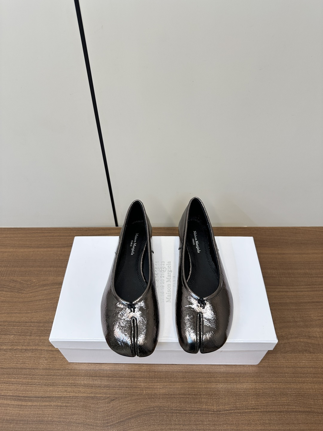 NO:410667,Maison Margiel*Magiel*MM6 fashion trend split-toe shoes Flat shoes Exclusive new product highest version Buyer purchase 1:1 perfect replica Pig trotter flat-toe split-toe tabi sandals single shoes Original open mold double-layer genuine leather sole Original last shoe shape is very generous, easy to control with various styles, the foot is not restricted by routine, do your own as you like~ The fried chicken on the feet is soft and comfortable, the upper imported cracked cowhide inner foot padded cowhide, outsole Italian double-layer genuine leather sole size35-40 (40, 41 custom made without return or exchange), split-toe shoes, masion margiela, sandals, flats, cowhide19860909Maison Margiel*玛吉拉MM6时尚潮流分趾鞋 平底鞋 独家新品最高版本买手代购1:1完美复刻 猪蹄平底分趾tabi凉鞋单鞋 原版开模双层真皮鞋底 原版套楦鞋型很大方 搭配各种风格都轻松驾驭 上脚不被常规所拘束,随心所欲做自己～上脚炒鸡柔软舒适 鞋面进口爆裂纹牛皮 内里垫脚牛皮 大底意大利双层真皮底跟 size35-40（40、41订做不退换）,分趾鞋,masion margiela,sandals,flats,cowhide,Women's Shoes