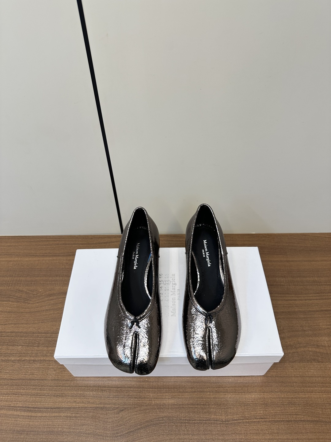 NO:410673,Maison Margiel* Magiel MM6 fashion trend split-toe shoes 3cm heels. Exclusive new product highest version buyer purchase 1:1 perfect replica Pig trotter flat-soled split-toe tabi sandals single shoes Original open mold double-layer genuine leather sole Original last shoe shape is very generous, easy to control with various styles, the foot is not restricted by routine, do your own as you like~ The fried chicken on the feet is soft and comfortable, the upper imported cracked cowhide inner foot is cowhide, the outer sole Italian double-layer genuine leather sole size35-40 (40, 41 custom made without return or exchange), split-toe shoes, masion margiela, sandals, cowhide19860909Maison Margiel*玛吉拉MM6时尚潮流分趾鞋 3cm跟. 独家新品最高版本买手代购1:1完美复刻 猪蹄平底分趾tabi凉鞋单鞋 原版开模双层真皮鞋底 原版套楦鞋型很大方 搭配各种风格都轻松驾驭 上脚不被常规所拘束,随心所欲做自己～上脚炒鸡柔软舒适 鞋面进口爆裂纹牛皮 内里垫脚牛皮 大底意大利双层真皮底跟 size35-40（40、41订做不退换）,分趾鞋,masion margiela,sandals,cowhide,Women's Shoes