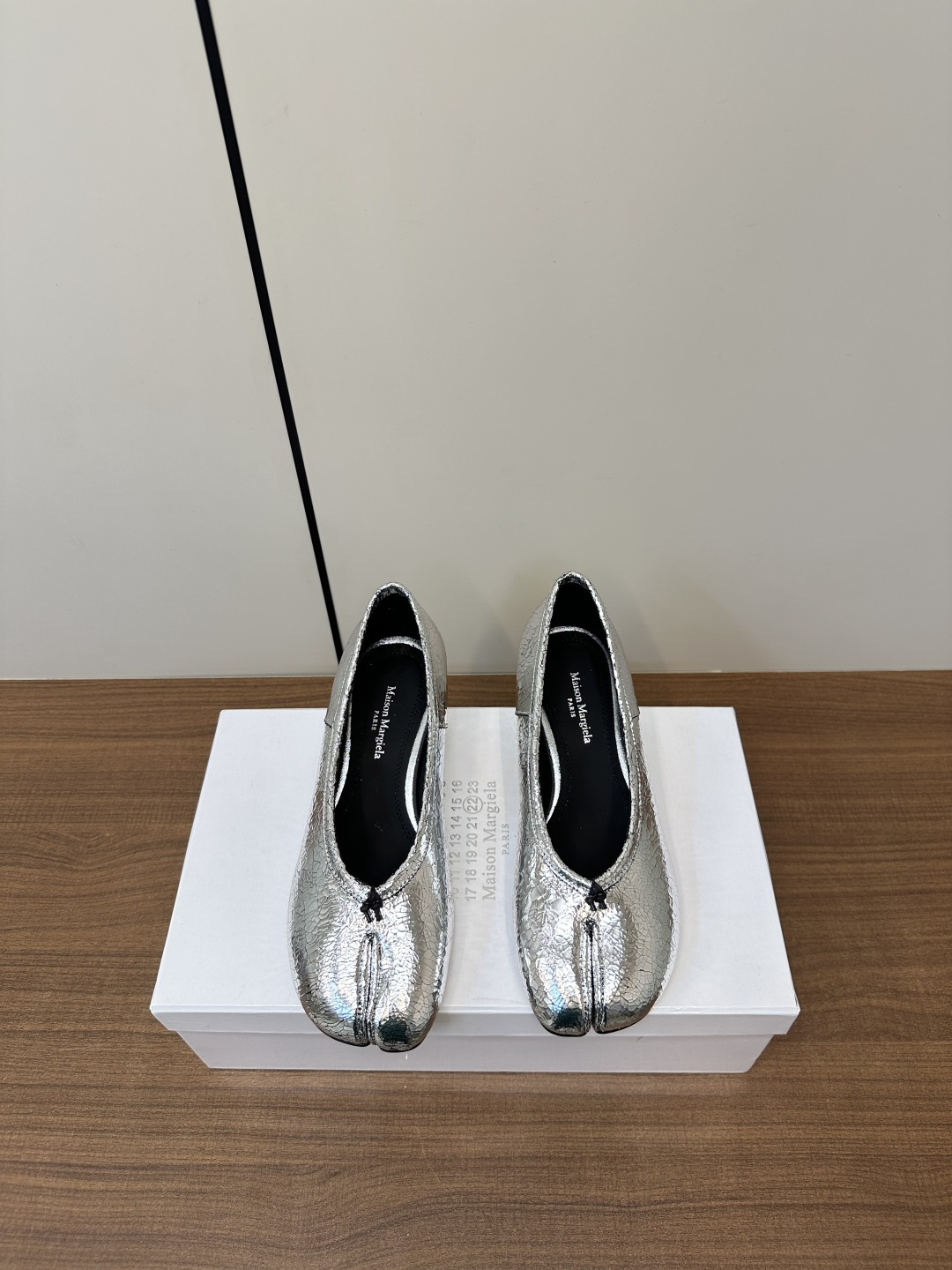 NO:410680,Maison Margiel*Magiel*MM6 fashion trend split-toe shoes Flat shoes Exclusive new product highest version Buyer purchase 1:1 perfect replica Pig trotter flat-toe split-toe tabi sandals single shoes Original open mold double-layer genuine leather sole Original last shoe shape is very generous, easy to control with various styles, the foot is not restricted by routine, do your own as you like~ The fried chicken on the feet is soft and comfortable, the upper imported cracked cowhide inner foot padded cowhide, outsole Italian double-layer genuine leather sole size35-40 (40, 41 custom made without return or exchange), split-toe shoes, masion margiela, sandals, flats, cowhide19860909Maison Margiel*玛吉拉MM6时尚潮流分趾鞋 平底鞋 独家新品最高版本买手代购1:1完美复刻 猪蹄平底分趾tabi凉鞋单鞋 原版开模双层真皮鞋底 原版套楦鞋型很大方 搭配各种风格都轻松驾驭 上脚不被常规所拘束,随心所欲做自己～上脚炒鸡柔软舒适 鞋面进口爆裂纹牛皮 内里垫脚牛皮 大底意大利双层真皮底跟 size35-40（40、41订做不退换）,分趾鞋,masion margiela,sandals,flats,cowhide,Women's Shoes