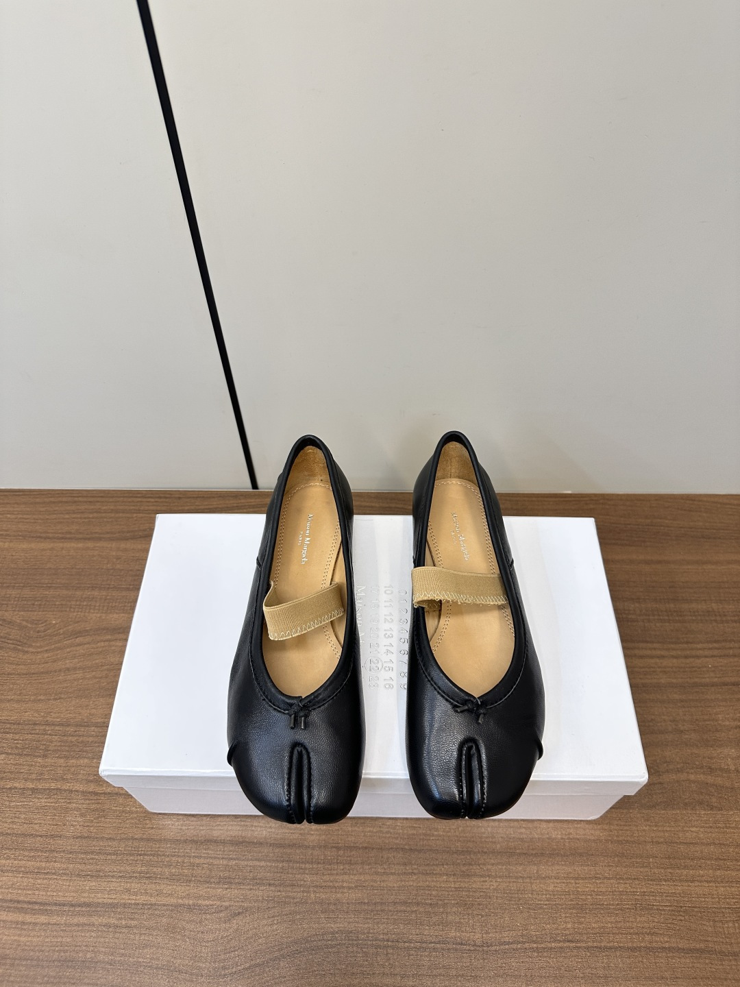 NO:410659,Maison Margiel*Margiel*Margiel MM6 Fashion trend split-toe shoes Mary Jane Ballet Flat Shoes Exclusive new product highest version Buyer purchasing 1:1 perfect replica Pig trotter flat-toed split-toe tabi sandals single shoes Original open mold double-layer genuine leather sole Original last shoe shape is very generous, easy to control with various styles, the foot is not restricted by routine, do your own as you like~ Fried chicken on the feet on the feet soft and comfortable upper imported calfskin inner foot pad cowhide outsole Italian double-layer genuine leather sole size35-40 (40, 41 custom made without return or exchange), split-toe shoes, masion margiela, sandals, mary jane, flats, cowhide19860909Maison Margiel*玛吉拉MM6时尚潮流分趾鞋玛丽珍芭蕾舞平底鞋 独家新品最高版本买手代购1:1完美复刻 猪蹄平底分趾tabi凉鞋单鞋 原版开模双层真皮鞋底 原版套楦鞋型很大方 搭配各种风格都轻松驾驭 上脚不被常规所拘束,随心所欲做自己～上脚炒鸡柔软舒适 鞋面进口小牛皮 内里垫脚牛皮 大底意大利双层真皮底跟 size35-40（40、41订做不退换）,分趾鞋,masion margiela,sandals,mary jane,flats,cowhide,Women's Shoes