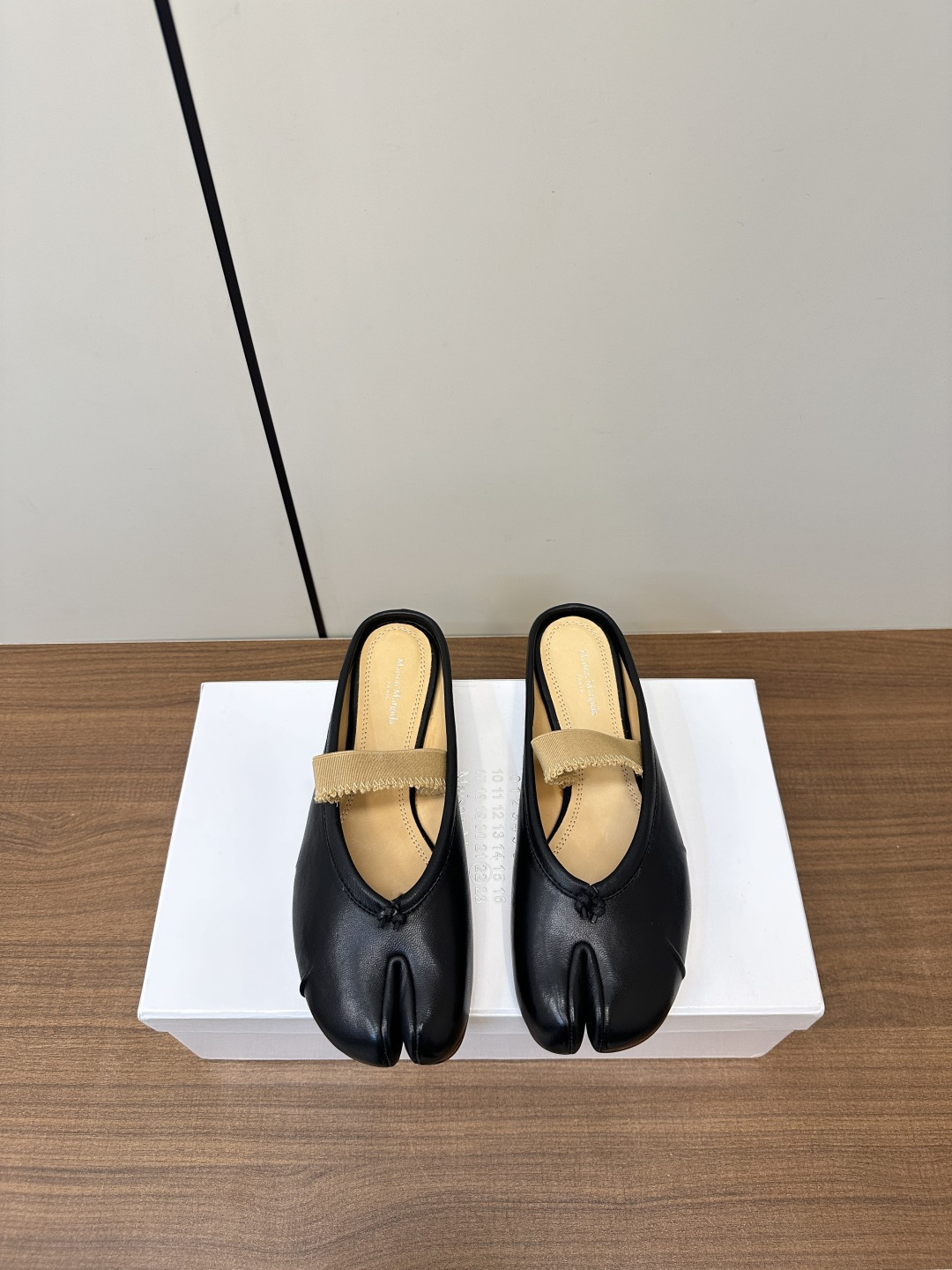 NO:410663,Maison Margiel* MM6 fashion trend split-toe shoes Boken slippers Exclusive new product highest version buyer purchase 1:1 perfect replica Pig trotter flat-soled split-toe tabi sandals single shoes Original open-model double-layer genuine leather sole Original last shoe shape is very generous, easy to control with various styles, the foot is not restricted by routine, do your own as you like~ The fried chicken on the feet is soft and comfortable, imported calfskin upper, inner footstepped cowhide, Italian double-layer genuine leather sole size35-40 (40, 41 custom made without return or exchange), split-toe shoes, masion margiela, sandals, slippers, cowhide19860909Maison Margiel*玛吉拉MM6时尚潮流分趾鞋博肯拖鞋 独家新品最高版本买手代购1:1完美复刻 猪蹄平底分趾tabi凉鞋单鞋 原版开模双层真皮鞋底 原版套楦鞋型很大方 搭配各种风格都轻松驾驭 上脚不被常规所拘束,随心所欲做自己～上脚炒鸡柔软舒适 鞋面进口小牛皮 内里垫脚牛皮 大底意大利双层真皮底跟 size35-40（40、41订做不退换）,分趾鞋,masion margiela,sandals,slippers,cowhide,Women's Shoes