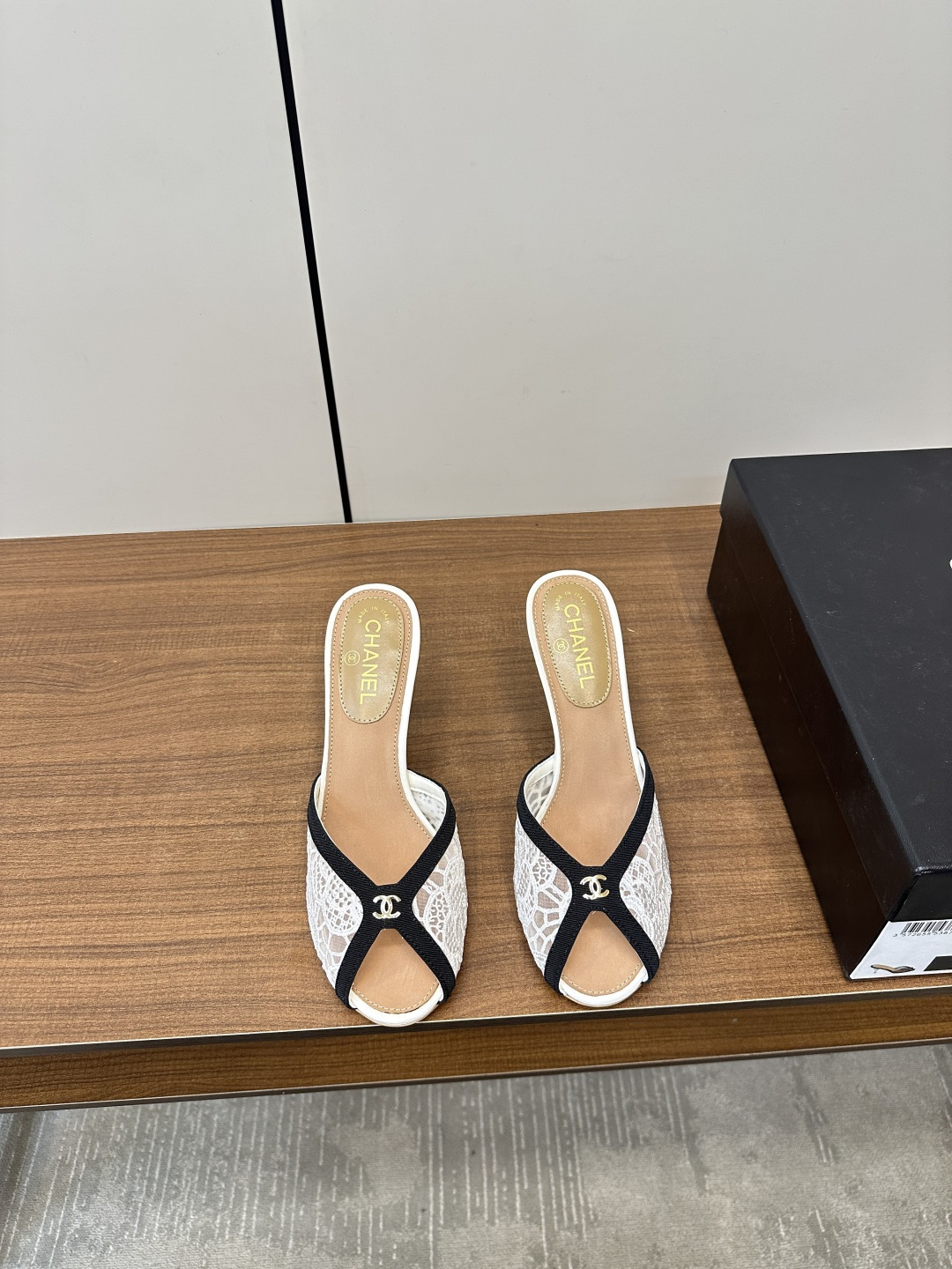 NO:410623,CHANEL-Xiaoxiang 25K Spring and summer new mesh lace double C high heel slippers CHANEL-Xiaoxiang 24P summer new mesh lace double C high heel slippers, versatile and slim-fitting style, paired with sexy mesh accessories, a sandal with a super beautiful appearance, is amazing at any combination!  Upper deer leather/mesh, inner mixed-bred sheepskin, outsole, Italian leather outsole, heel height 8.5cm, size 35-40 (40. Customized, non-return, exchange), high heels, chanel, sandals, high heels, slippers, sheepskin, Leather soles19860909CHANEL-小香25K 春夏新品网纱蕾丝双C高跟拖鞋 CHANEL-小香24P夏新品网纱蕾丝双C高跟拖鞋,百搭显脚瘦气质款,搭配性感网纱配饰,颜值爆棚的一款凉鞋,任意搭配都很绝！ 鞋面鹿皮/网纱 内里混种羊皮 大底意大利真皮大底 跟高8.5cm 码数35-40（40.定制不退换）,高跟鞋,chanel,sandals,high heels,slippers,sheepskin,Leather soles,Women's Shoes