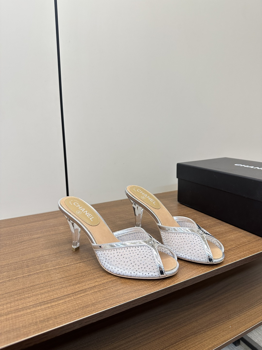 NO:410629,CHANEL-Xiaoxiang 25K Spring and summer new mesh hot diamond double C high heel slippers CHANEL-Xiaoxiang 24P summer new mesh lace double C high heel slippers, versatile and slim-fitting style, paired with sexy mesh accessories, a sandal with a super beautiful appearance, is amazing at any combination!  Metal leather upper/mesh ironing diamonds, mixed-bred sheepskin inner lining, outsole Italian leather outsole, heel height 8.5cm, size 35-40 (40. Customized, non-return, exchange), high heels, chanel, sandals, high heels, slippers, sheepskin, Leather soles19860909CHANEL-小香25K 春夏新品网纱烫钻双C高跟拖鞋 CHANEL-小香24P夏新品网纱蕾丝双C高跟拖鞋,百搭显脚瘦气质款,搭配性感网纱配饰,颜值爆棚的一款凉鞋,任意搭配都很绝！ 鞋面金属皮/网纱烫钻 内里混种羊皮 大底意大利真皮大底 跟高8.5cm 码数35-40（40.定制不退换）,高跟鞋,chanel,sandals,high heels,slippers,sheepskin,Leather soles,Women's Shoes