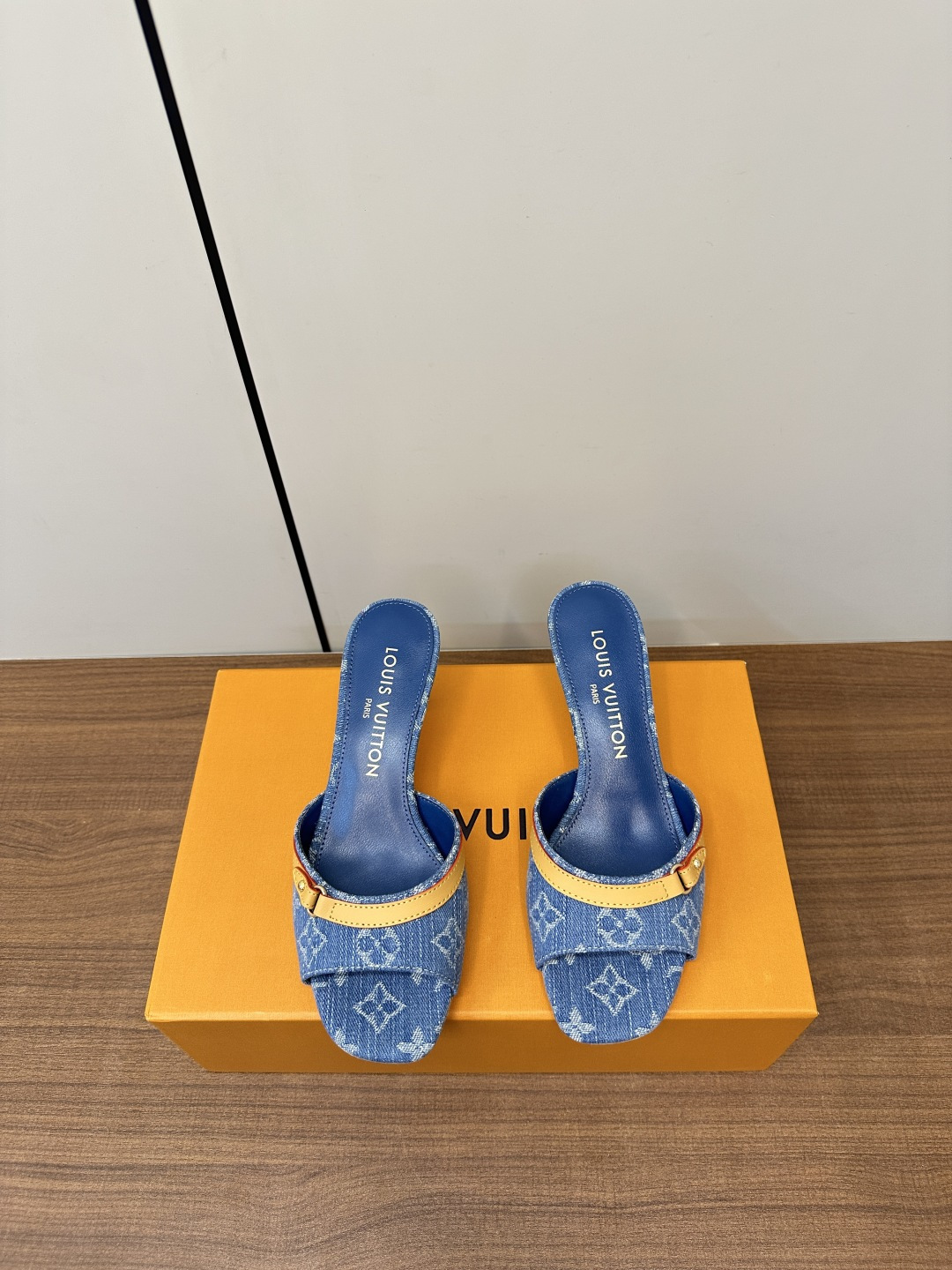 NO:410455,Top version LV 2025ss new Jindian LV preschool cat heel slippers This Helios sandals are made of bleached Monogram denim canvas and are eye-catching. The watch features exquisite gold details such as elegant studs inspired by the historic Louis Vuitton suitcase and buckles with decorative ankle straps. Material: denim cowhide Inner: footbed full sheepskin Outsole: genuine leather sole Heel height 5cm Shoe size: 35-41 (40.41. Custom made non-return), slippers, louis vuitton, louis vuitton, sandals, slippers, cowhide, sheepskin19860909顶级版本LV 2025ss新品金典LV老花猫跟拖鞋 这款 Helios 凉鞋采用漂白Monogram 牛仔帆布制成,搭配天然皮革饰边,引人注目.该表款以精致的金色细节为特色,例如灵感来自历史悠久的路易威登行李箱的优雅铆钉和装饰踝带的搭扣. 材料:牛仔布牛皮 内里:垫脚全羊皮 大底:真皮的底 跟高5cm 鞋码: 35-41(40.41.定做不退换),拖鞋,louis vuitton,louis vuitton,sandals,slippers,cowhide,sheepskin,Women's Shoes