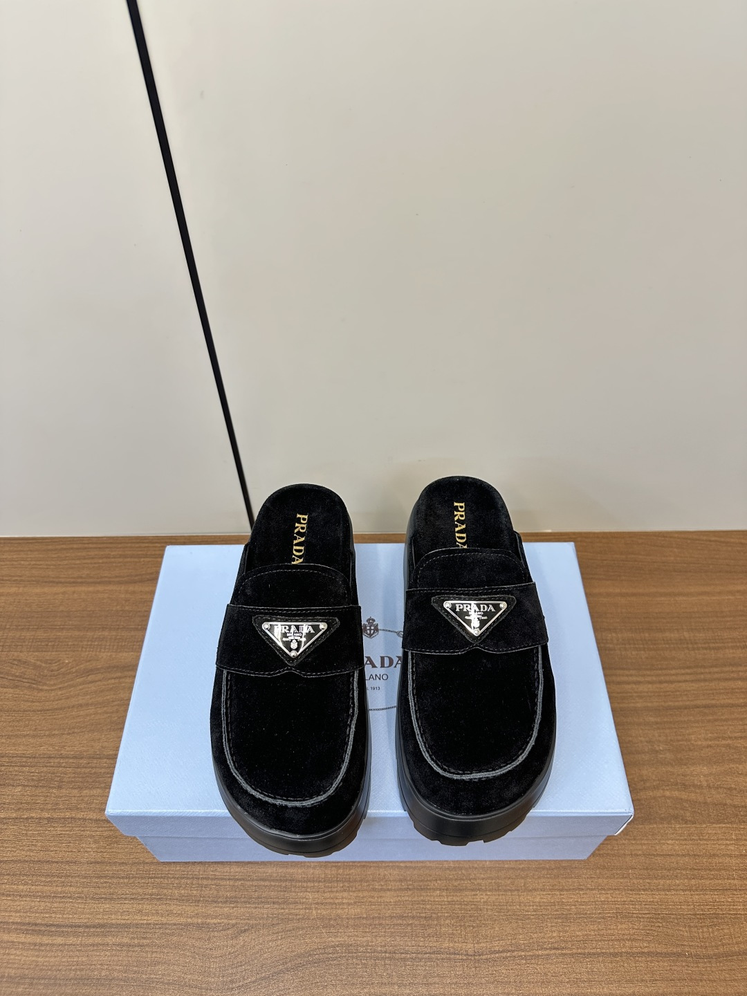 NO:225060,Prada Spring and Summer New Thick-soled Muller Slippers Triangle Buttoned Bread toe Half Slippers Latest Show Series Classic Upgrade Comfort and Fashion Couple Each color matches well, design and different styles, original custom beef silhouettes on the upper, inner lining: Original custom sheepskin lining, beef slippers on the feet, foaming and non-slip sole Shoe size: 35-40, semi-travel, prada, prada, slippers, sheepskin19860909Prada 普拉达春夏新款厚底穆勒拖鞋 三角扣面包包头半拖鞋 最新走秀系列 经典升级 舒适度与时髦度并存 每个颜色搭配都好看,设计搭配不同风格需求 鞋面原版定制牛猄 内里: 原版定制羊皮内里,牛猄垫脚 大底发泡防滑大底 鞋码: 35-40,半拖,prada,prada,slippers,sheepskin,Women's Shoes