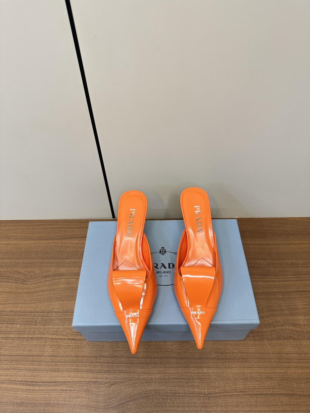 NO:410635,PRADA 2025ss Prada Spring and Summer New Cat Heel Slippers Original purchase 1:1 development, perfect details, comfortable to wear, spring and summer beauty, exquisite and delicate, upper original soft patent leather inner mixed lambskin outsole Italian leather outsole heel height 5cm/7.5cm size 35-40 (40, customized) packaging original full set of packaging, high heels, prada, prada, high heels, slippers, sheepskin, Leather soles19860909PRADA 2025ss普拉达春夏新款猫跟拖鞋 原版购入1:1开发,细节完美,上脚舒适可任意配搭春夏的美饰服丽,精耐致看 鞋面原版软漆皮 内里 混种小羊皮 大底意大利真皮大底 跟高5cm/7.5cm 码数35-40（40、订做）包装原版全套包装,高跟鞋,prada,prada,high heels,slippers,sheepskin,Leather soles,Women's Shoes