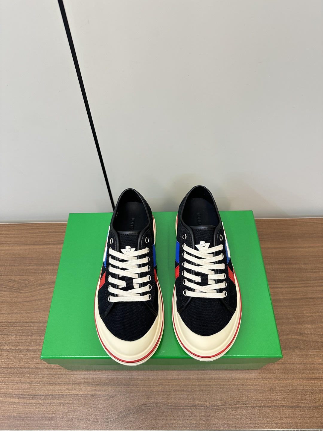 NO:222082,Bottega Veneta 2025 new first Eliot couple fashion sneakers, low-top canvas shoes, BV brand new Eliot is inspired by retro basketball shoes, and the childlike colors are youthful and energetic! The same style for men and women, you can wear couple shoes. The whole shoe is breathable and comfortable, the canvas upper is lightweight, and the upper and splicing are wrapped in soft and luxurious sheepskin inlay. The red line on each shoe is hand-painted, which is more tasteful and attitude! Size# Women's 35-40 (40 customized, non-return and exchange), casual shoes/sports, bottega Veneta, bottega Veneta, sneakers, sheepskin19860909Bottega Veneta 2025新款首发Eliot情侣款时尚运动鞋 低帮帆布鞋 BV全新的 Eliot以复古篮球鞋为设计灵感,童趣 的色彩焕发青春活力!男女同款,可以做情侣鞋穿着哦 整个鞋子透气舒适,帆布鞋面自重轻盈,鞋帮和拼接处以柔软奢华的羊皮镶嵌包裹 每只鞋边的红线均为手工绘画,更具品味与态度喔! Size#女35-40（40订做不退换）,休闲鞋/运动鞋,bottega veneta,bottega veneta,sneakers,sheepskin,Women's Shoes