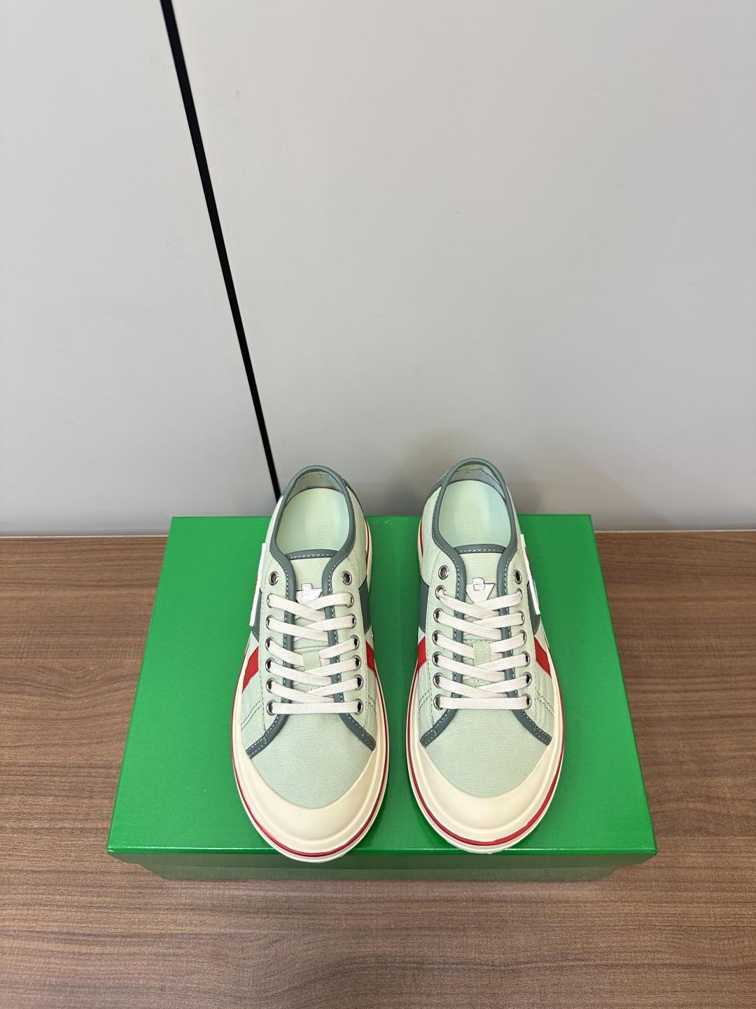 NO:222089,Bottega Veneta 2025 new first Eliot couple fashion sneakers, low-top canvas shoes, BV brand new Eliot is inspired by retro basketball shoes, and the childlike colors are youthful and energetic! The same style for men and women, you can wear couple shoes. The whole shoe is breathable and comfortable, the canvas upper is lightweight, and the upper and splicing are wrapped in soft and luxurious sheepskin inlay. The red line on each shoe is hand-painted, which is more tasteful and attitude! Size# Women's 35-40 (40 customized, non-return and exchange), casual shoes/sports, bottega Veneta, bottega Veneta, sneakers, sheepskin19860909Bottega Veneta 2025新款首发Eliot情侣款时尚运动鞋 低帮帆布鞋 BV全新的 Eliot以复古篮球鞋为设计灵感,童趣 的色彩焕发青春活力!男女同款,可以做情侣鞋穿着哦 整个鞋子透气舒适,帆布鞋面自重轻盈,鞋帮和拼接处以柔软奢华的羊皮镶嵌包裹 每只鞋边的红线均为手工绘画,更具品味与态度喔! Size#女35-40（40订做不退换）,休闲鞋/运动鞋,bottega veneta,bottega veneta,sneakers,sheepskin,Women's Shoes