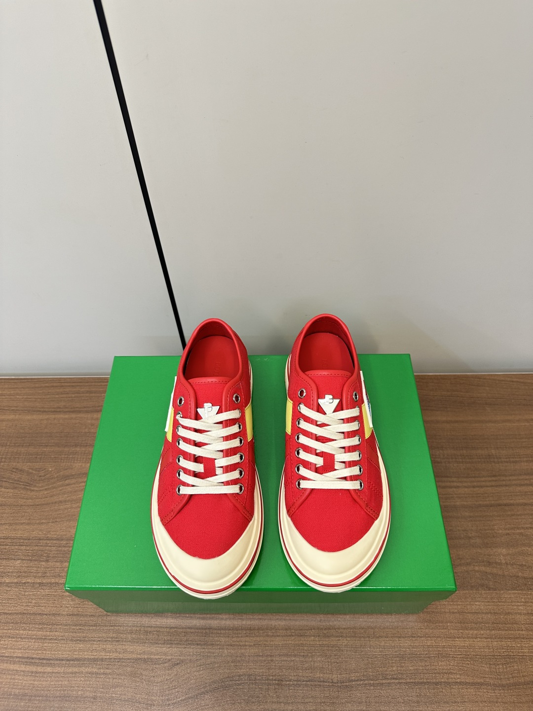 NO:222096,Bottega Veneta 2025 new first Eliot couple fashion sneakers, low-top canvas shoes, BV brand new Eliot is inspired by retro basketball shoes, and the childlike colors are youthful and energetic! The same style for men and women, you can wear couple shoes. The whole shoe is breathable and comfortable, the canvas upper is lightweight, and the upper and splicing are wrapped in soft and luxurious sheepskin inlay. The red line on each shoe is hand-painted, which is more tasteful and attitude! Size# Women's 35-40 (40 customized, non-return and exchange), casual shoes/sports, bottega Veneta, bottega Veneta, sneakers, sheepskin19860909Bottega Veneta 2025新款首发Eliot情侣款时尚运动鞋 低帮帆布鞋 BV全新的 Eliot以复古篮球鞋为设计灵感,童趣 的色彩焕发青春活力!男女同款,可以做情侣鞋穿着哦 整个鞋子透气舒适,帆布鞋面自重轻盈,鞋帮和拼接处以柔软奢华的羊皮镶嵌包裹 每只鞋边的红线均为手工绘画,更具品味与态度喔! Size#女35-40（40订做不退换）,休闲鞋/运动鞋,bottega veneta,bottega veneta,sneakers,sheepskin,Women's Shoes