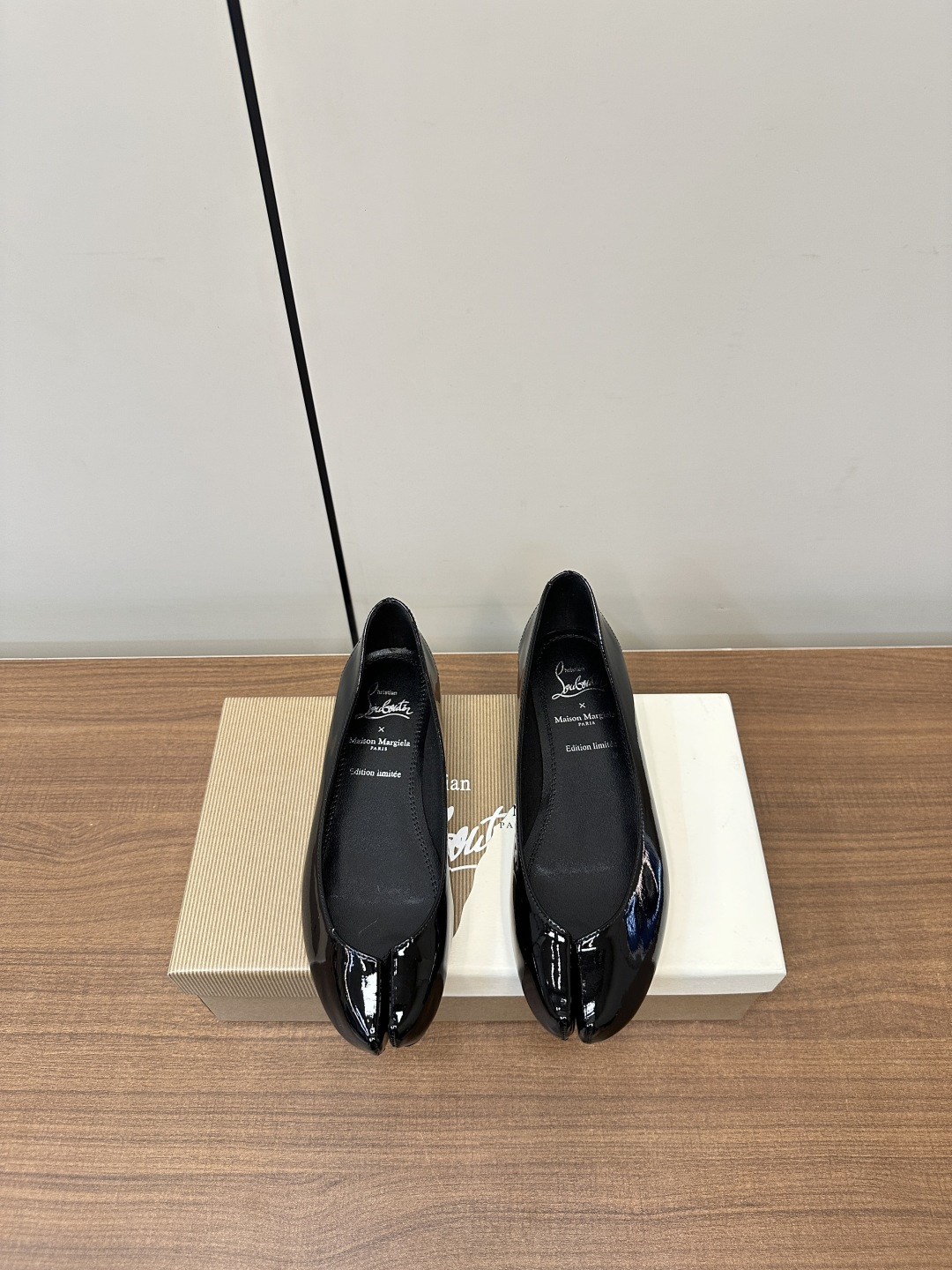 NO:410616,CL× MM6 | Majella co-branded flat-toed shoes Christian Lorbortin and Maison Margiela 25ss new co-branded split-toed flat-toed shoes are both high-end and fashionable!  This new wave of collaboration is quite impressive. It combines the tabi and the sharp and fashionable CL very cutely. Wear a set of Outfits that I think will match. The upper is soft ox patent leather and the comfort is not to be questioned!  Lined super-transmigrating cloth sweat-absorbing and breathable, footbed sheepskin size35-40 (custom made of 40), split-toe shoes, tom ford,masion margiela,masion margiela,flats,sheepskin19860909CL× MM6 ｜马吉拉联名款平底分趾鞋 ChristianLorbortin和MaisonMargiela25ss新款联名分趾平底鞋即高定又时尚！ 这波春来乍到的联名还挺戳我的 把tabi和锐利时髦的CL融合的很嗲 穿了一套觉得会很配的Outfit去 鞋面采用柔软牛漆皮、舒适度不用质疑！ 内衬超迁绒布吸汗透气,垫脚羊皮 size35-40（40订做）,分趾鞋,tom ford,masion margiela,masion margiela,flats,sheepskin,Women's Shoes
