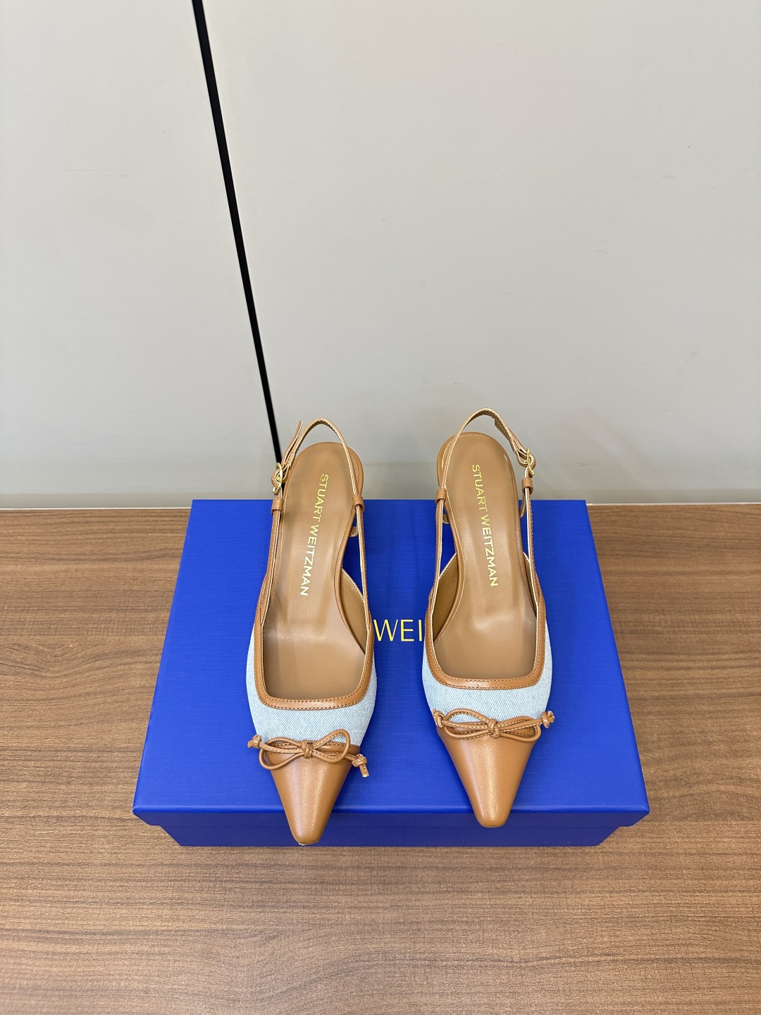 NO:410589,stuart weitzman | SW 25ss early spring new cat heel contrast French sandals The most popular shoe this year!  A must-have style for fairies!  This sandal is simply tailor-made for summer, with 5cm French kitten heel sandals, easy to control!  Comfortable on foot, denim splicing + contrasting upper, retro fashionable value, pointed bow, gentle temperament take off in place, cat heels do not tired, shopping and sturdy, Italian leather sole size35-40 (40 custom made without return, high heels, stuart weitzman, sandals, high heels19860909stuart weitzman ｜SW 25ss早春新款猫跟撞色法式凉鞋 今年最火的鞋款！仙女必备款式！ 这款凉鞋简直就是为夏天量身定做,5cm法式小猫跟凉鞋,轻松驾驭！上脚舒适 牛仔拼接+撞色鞋面,复古时髦值拉满 尖头蝴蝶结,温柔气质原地起飞 猫跟不累脚,逛街暴走都稳当当 意大利真皮底 size35-40（40订做不退换,高跟鞋,stuart weitzman,sandals,high heels,Women's Shoes