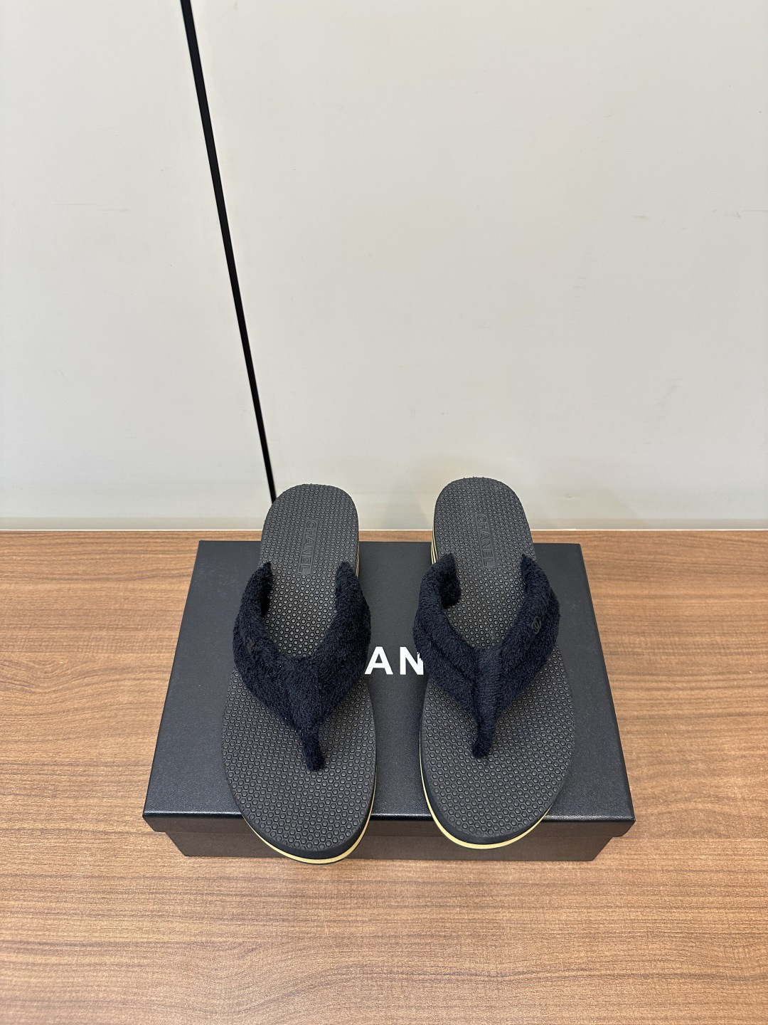 NO:410622,Chanel 25K Xiaoxiang Double C Early Spring Flip Flops Wedge Slippers CHANEL Early Spring Series Flip Flops perfectly combine the casual vacation style with high-end ready-to-wear texture, creating a lazy but exquisite foot aesthetic. The soft towel upper is skin-friendly and breathable, and the upper is embellished with the brand's iconic metal logo, and the details interpret the low-key and luxurious brand elements. The 4.5cm micro-slippers quietly extend the leg lines, taking on the flat ground, taking into account comfort and elegant body shape. EVA rubber foamed sole is light and wear-resistant, carrying the high-quality texture with a minimalist design, allowing every step to be calm and free. Size 35-40 (full set of packaging, slippers, chanel, slippers19860909Chanel 25K 小香双C早春夹趾人字拖坡跟拖鞋 CHANEL早春系列夹趾人字拖将随性度假风与高级成衣质感完美融合,打造慵懒却不失精致的足间美学. 柔软毛巾鞋面亲肤透气,鞋面点缀品牌标志性金属Logo,细节处诠释低调奢华的品牌元素 4.5cm微坡跟悄然拉长腿部线条,步履如履平地,兼顾舒适度与优雅体态, EVA橡胶发泡大底、轻盈耐磨,以极简设计承载高级质感,让每一步都踏出从容与自由.  码数35-40（全套包装,拖鞋,chanel,slippers,Women's Shoes