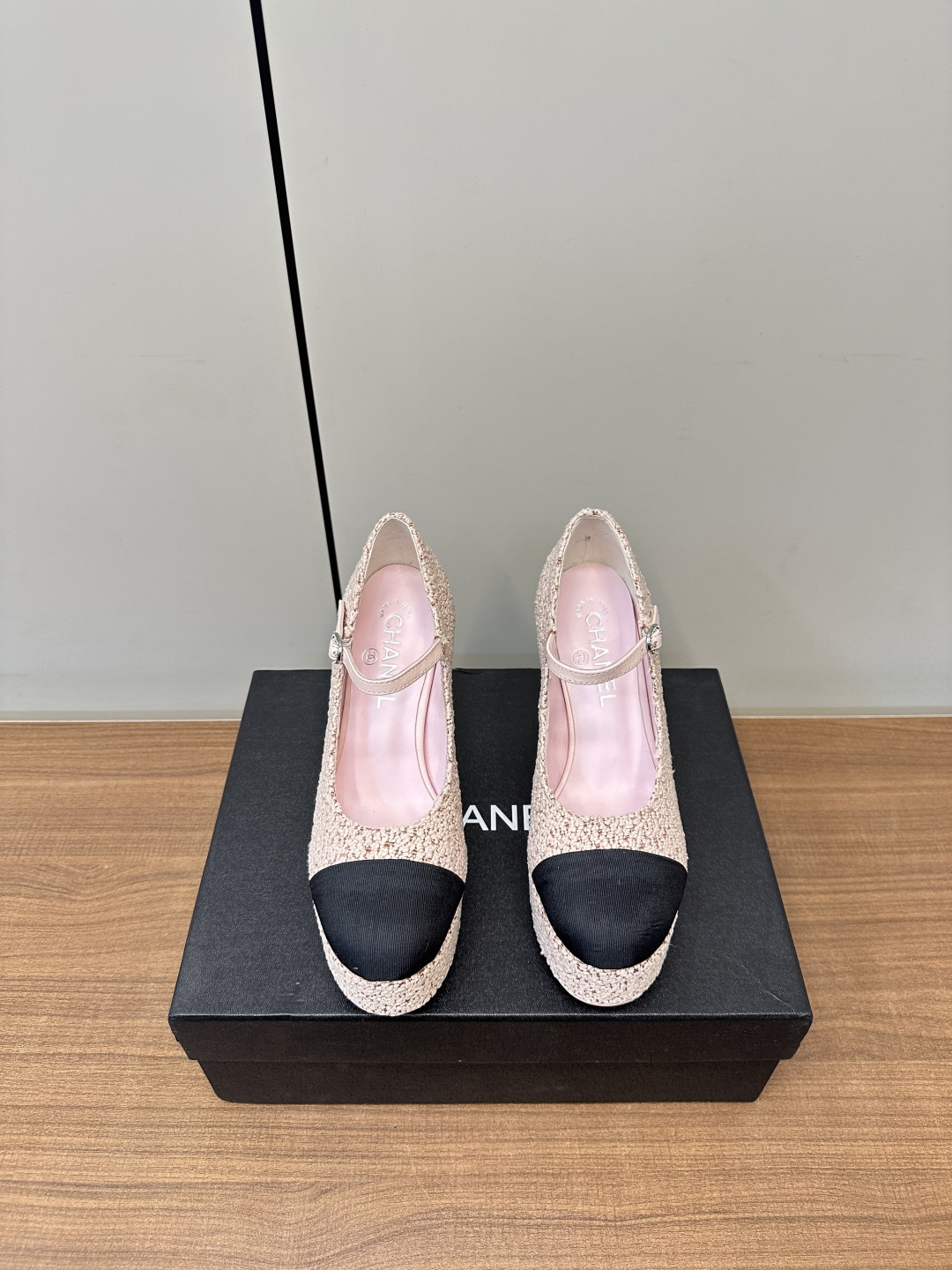 NO:410597,CHANEL｜Xiaoxiang 25C Mariezhen thick-soled high heel shoes Chanel dream new product is coming!  This pair of silver Mary Jane high heels, with a metallic upper paired with a classic black bag toe, is fashionable and retro. The double buckle is decorated with exquisite jewelry, adding a gorgeous feeling to the overall look. The thick-soled thick heel design is both comfortable and aura. Whether it is matched with an elegant suit or a casual skirt, it can easily become the focus, allowing you to be confident in any occasion. Come and take this fashion into your pocket!  Fabric sheepskin/neck cloth inner sheepskin heel height 10cm water table back 4cm size 35/40 (40 custom made, high heels, chanel, chanel, mary jane, high heels, skirts, sheepskin19860909CHANEL｜小香25C玛丽珍厚底高跟鞋鞋 香奈儿梦幻新品来袭！这双银色玛丽珍高跟鞋,金属光泽鞋面搭配经典黑包头,时髦又复古.双搭扣饰有精致珠宝,为整体造型增添华丽感 厚底粗跟设计,舒适与气场兼备.无论是搭配优雅套装还是休闲裙装,都能轻松成为焦点,让你在任何场合都自信满满,快来将这份时尚收入囊中！ 面料羊皮/尼绒布 内里羊皮 跟高10cm 水台后4cm size35/40（40订做,高跟鞋,chanel,chanel,mary jane,high heels,skirts,sheepskin,Women's Shoes