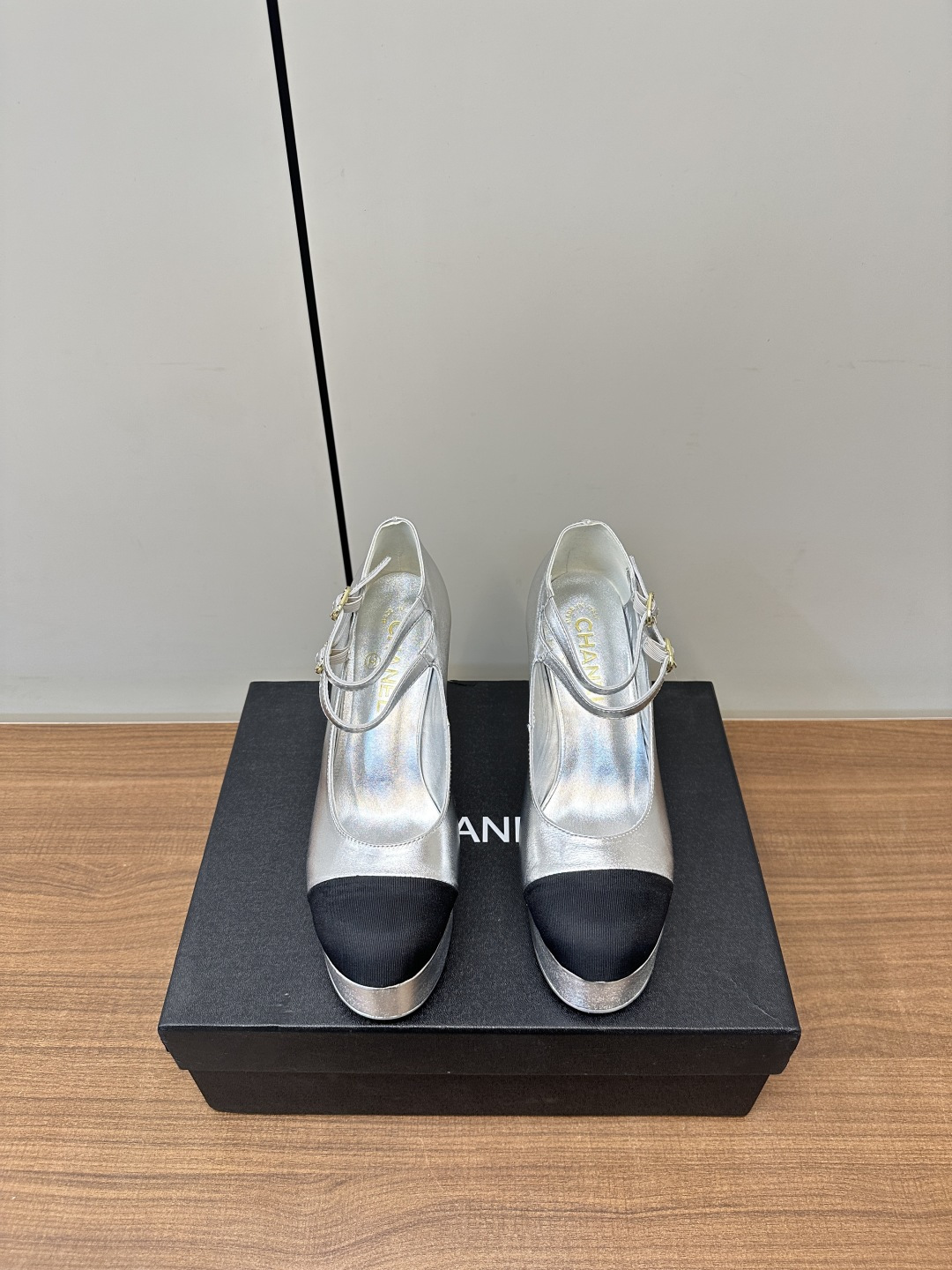 NO:410604,CHANEL｜Xiaoxiang 25C Mariezhen thick-soled high heels shoes leather surface Chanel dream new product is coming!  This pair of silver Mary Jane high heels, with a metallic upper paired with a classic black bag toe, is fashionable and retro. The double buckle is decorated with exquisite jewelry, adding a gorgeous feeling to the overall look. The thick-soled thick heel design is both comfortable and aura. Whether it is matched with an elegant suit or a casual skirt, it can easily become the focus, allowing you to be confident in any occasion. Come and take this fashion into your pocket!  Fabric sheepskin/neck cloth inner sheepskin heel height 10cm water table back 4cm size 35/40 (40 custom made, high heels, chanel, chanel, mary jane, high heels, skirts, sheepskin19860909CHANEL｜小香25C玛丽珍厚底高跟鞋鞋皮面 香奈儿梦幻新品来袭！这双银色玛丽珍高跟鞋,金属光泽鞋面搭配经典黑包头,时髦又复古.双搭扣饰有精致珠宝,为整体造型增添华丽感 厚底粗跟设计,舒适与气场兼备.无论是搭配优雅套装还是休闲裙装,都能轻松成为焦点,让你在任何场合都自信满满,快来将这份时尚收入囊中！ 面料羊皮/尼绒布 内里羊皮 跟高10cm 水台后4cm size35/40（40订做,高跟鞋,chanel,chanel,mary jane,high heels,skirts,sheepskin,Women's Shoes