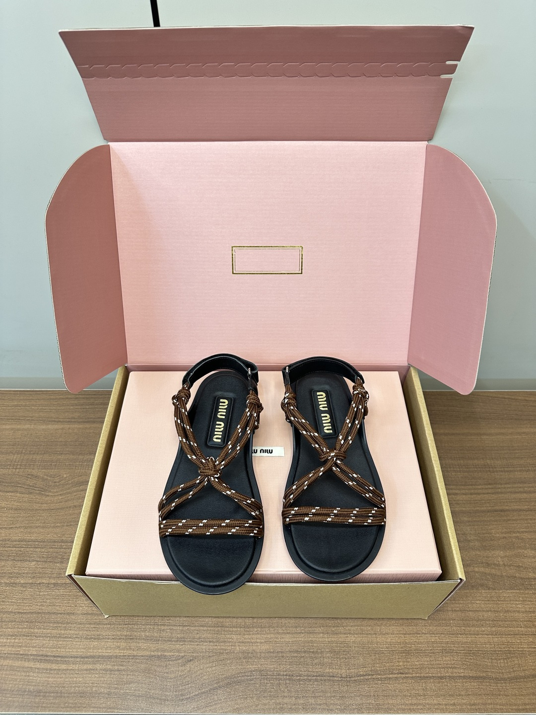 NO:404363,MiuMiu｜Miu 25cc hemp rope woven sexy sandals The most popular clip-toed sandals in the world, appearing on the covers of major fashion magazines·All celebrities and bloggers of Xiaohongshu~ The best choice for matching long skirts and hot pants, you won’t regret it when you close your eyes (Z developed shoe shape and details are in place) Upper cowhide/imported custom rope Inner sheepskin inner size 35-40 (full package), sandals, miumiu, sandals, skirts, cowhide, sheepskin19860909MiuMiu｜缪缪25cc麻绳编织性感凉鞋 全球最火夹趾凉鞋, 出现在各大时装杂志封面·各路明星、小红书博主着用～搭配长裙、热裤的不二选择,闭眼入都是不会后悔（Z开发鞋型、细节到位） 鞋面牛皮/进口定制绳 内里羊皮内里 码数35-40（全套包装）,凉鞋,miumiu,sandals,skirts,cowhide,sheepskin,Women's Shoes