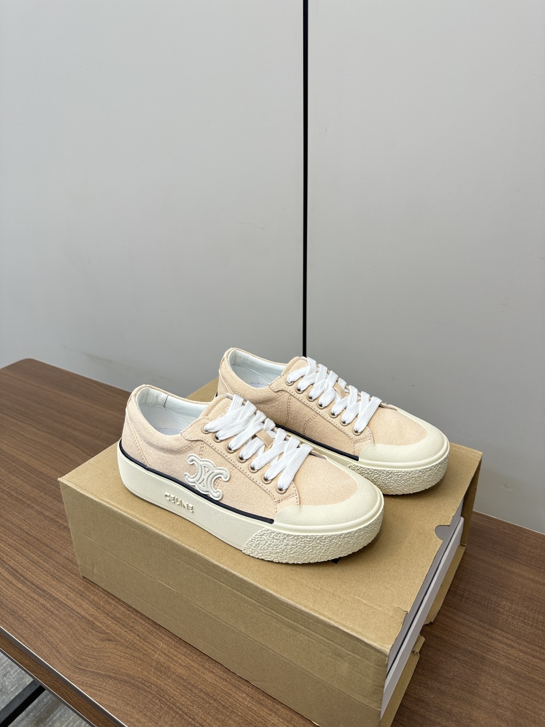 Celine Zeline 25s’ New Quilk Gate Canvas Shoes: Street-style German-trained flats with unique design. - 图片 1