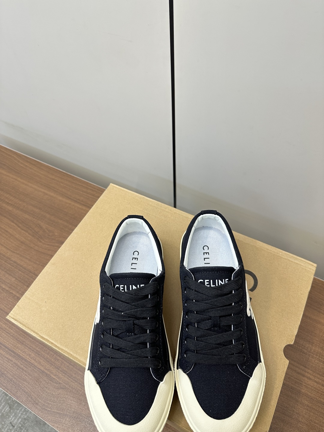 Celine Zeline 25s’ Quilk Gate Canvas Shoes: Stylish German-Designed Flats with Logo Details - 图片 7