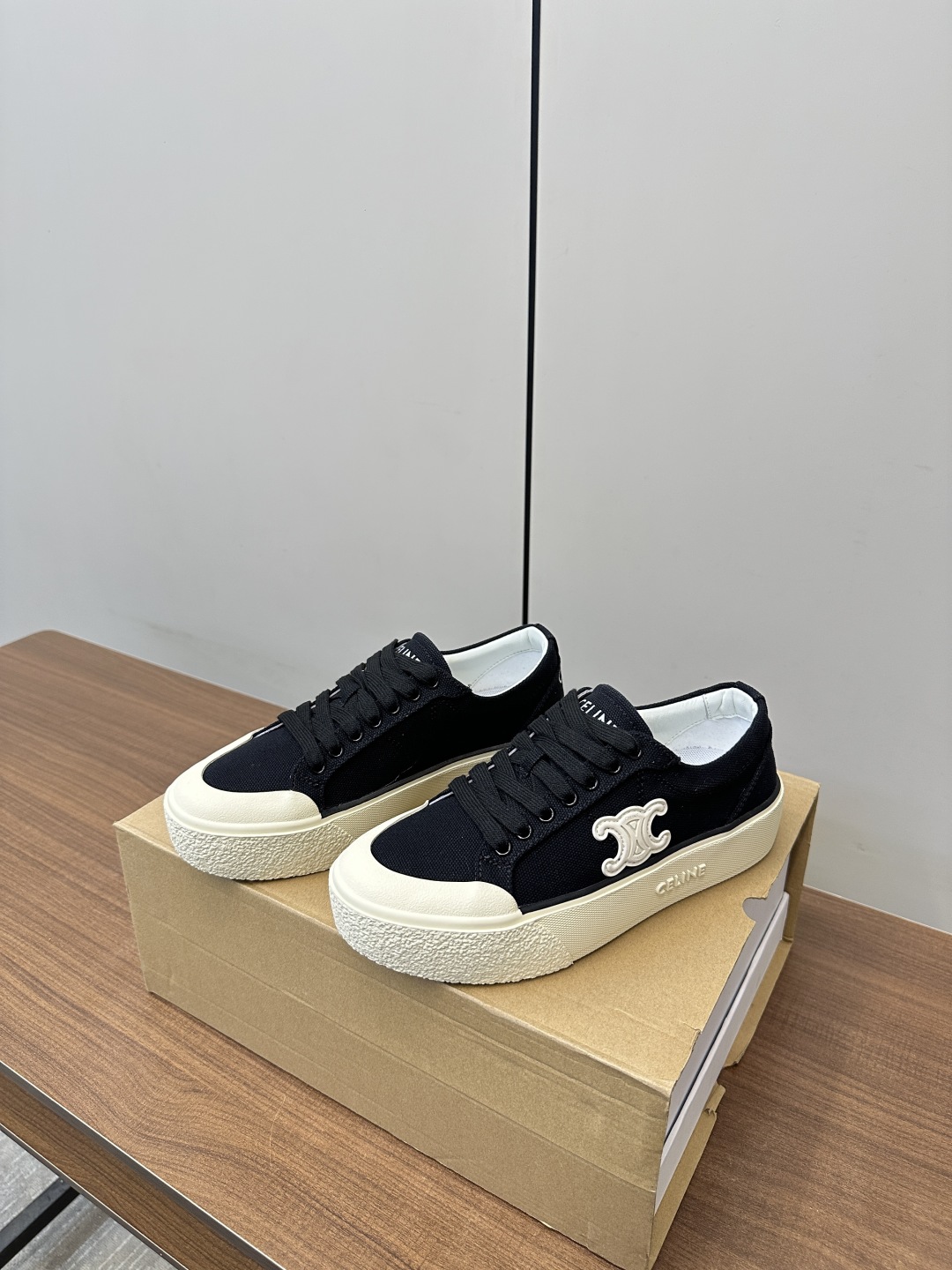 Celine Zeline 25s’ Quilk Gate Canvas Shoes: Stylish German-Designed Flats with Logo Details - 图片 2
