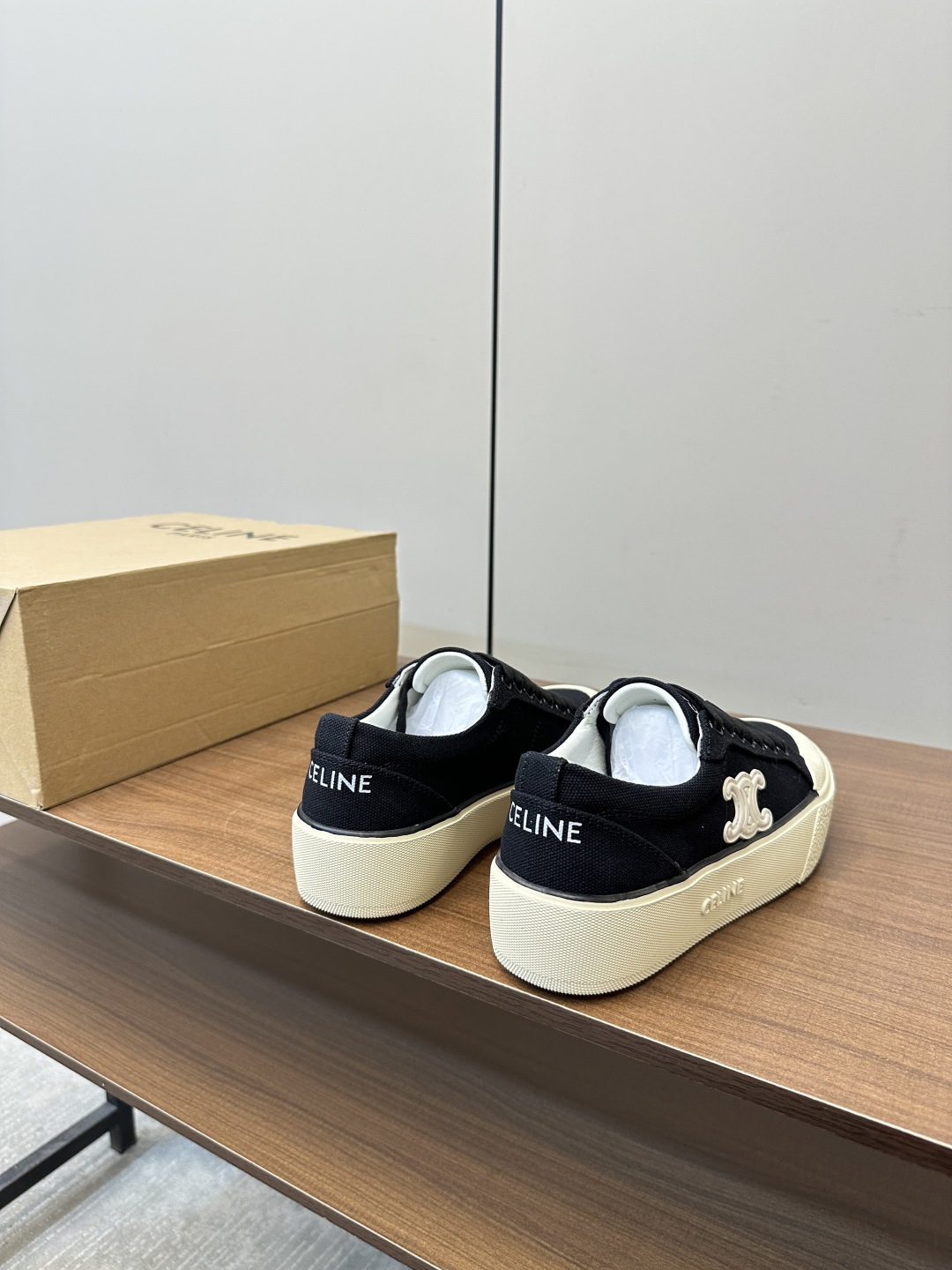 Celine Zeline 25s’ Quilk Gate Canvas Shoes: Stylish German-Designed Flats with Logo Details - 图片 3