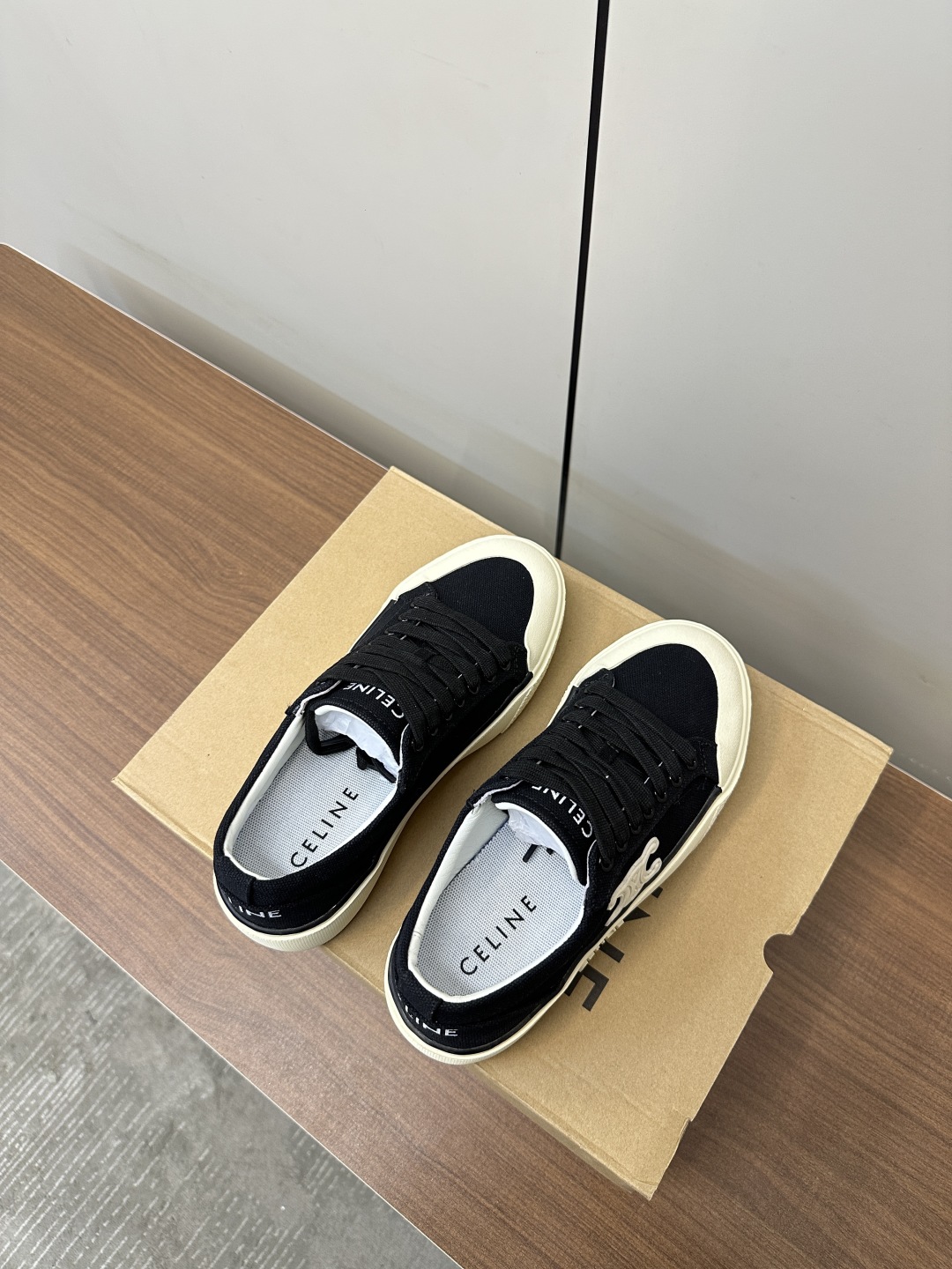 Celine Zeline 25s’ Quilk Gate Canvas Shoes: Stylish German-Designed Flats with Logo Details - 图片 8