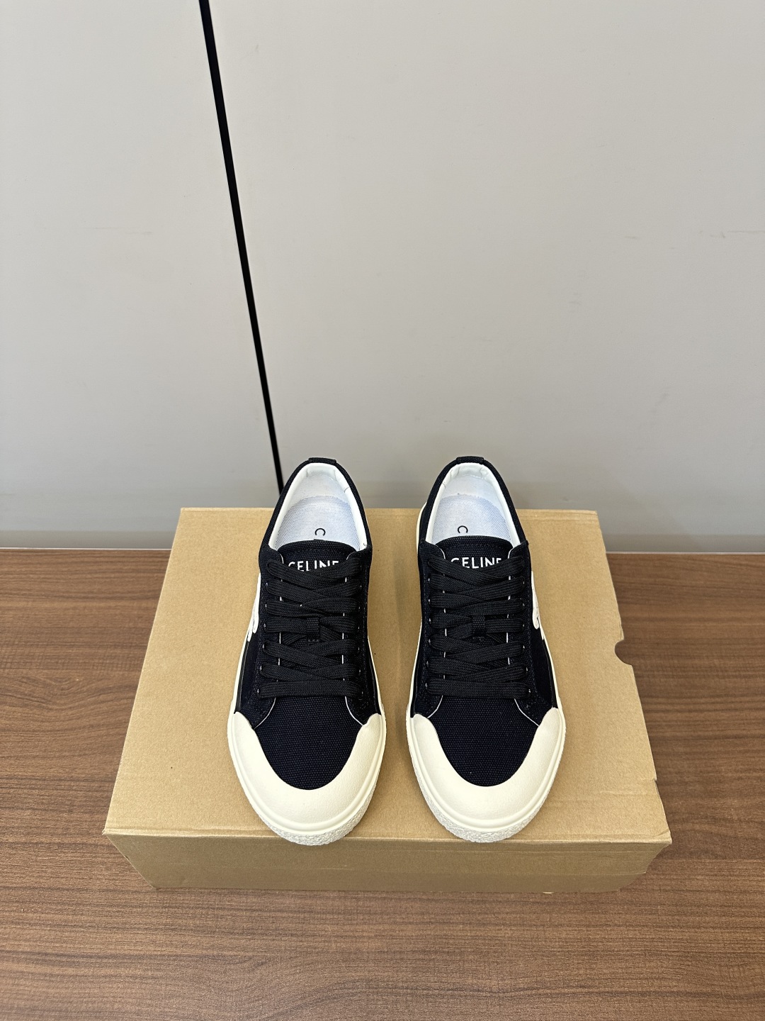 Celine Zeline 25s’ Quilk Gate Canvas Shoes: Stylish German-Designed Flats with Logo Details - 图片 9