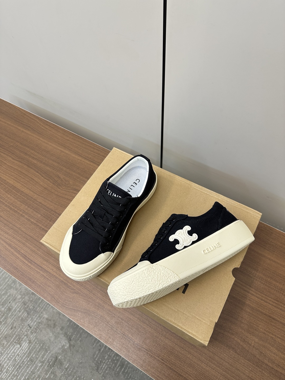 Celine Zeline 25s’ Quilk Gate Canvas Shoes: Stylish German-Designed Flats with Logo Details - 图片 4