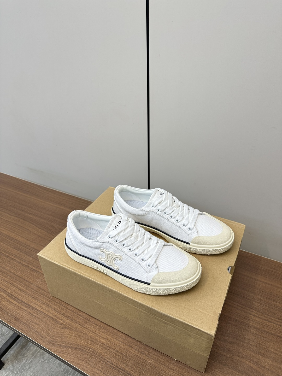 Celine Zeline 25s’ New Quilk Gate Canvas Shoes Review: Stylish German-Designed Flats - 图片 1