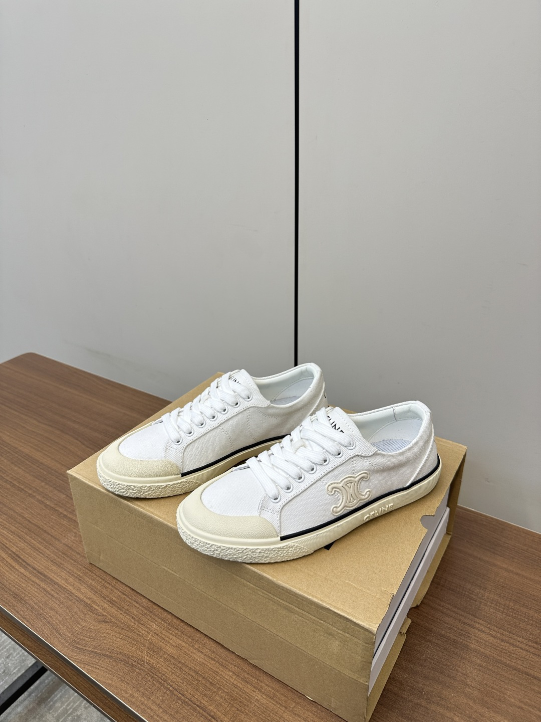 Celine Zeline 25s’ New Quilk Gate Canvas Shoes Review: Stylish German-Designed Flats - 图片 2