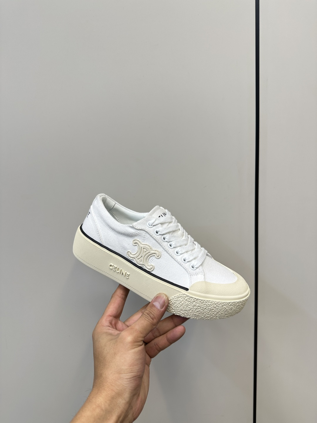 Celine Zeline 25s’ New Quilk Gate Canvas Shoes Review: Stylish German-Designed Flats - 图片 5