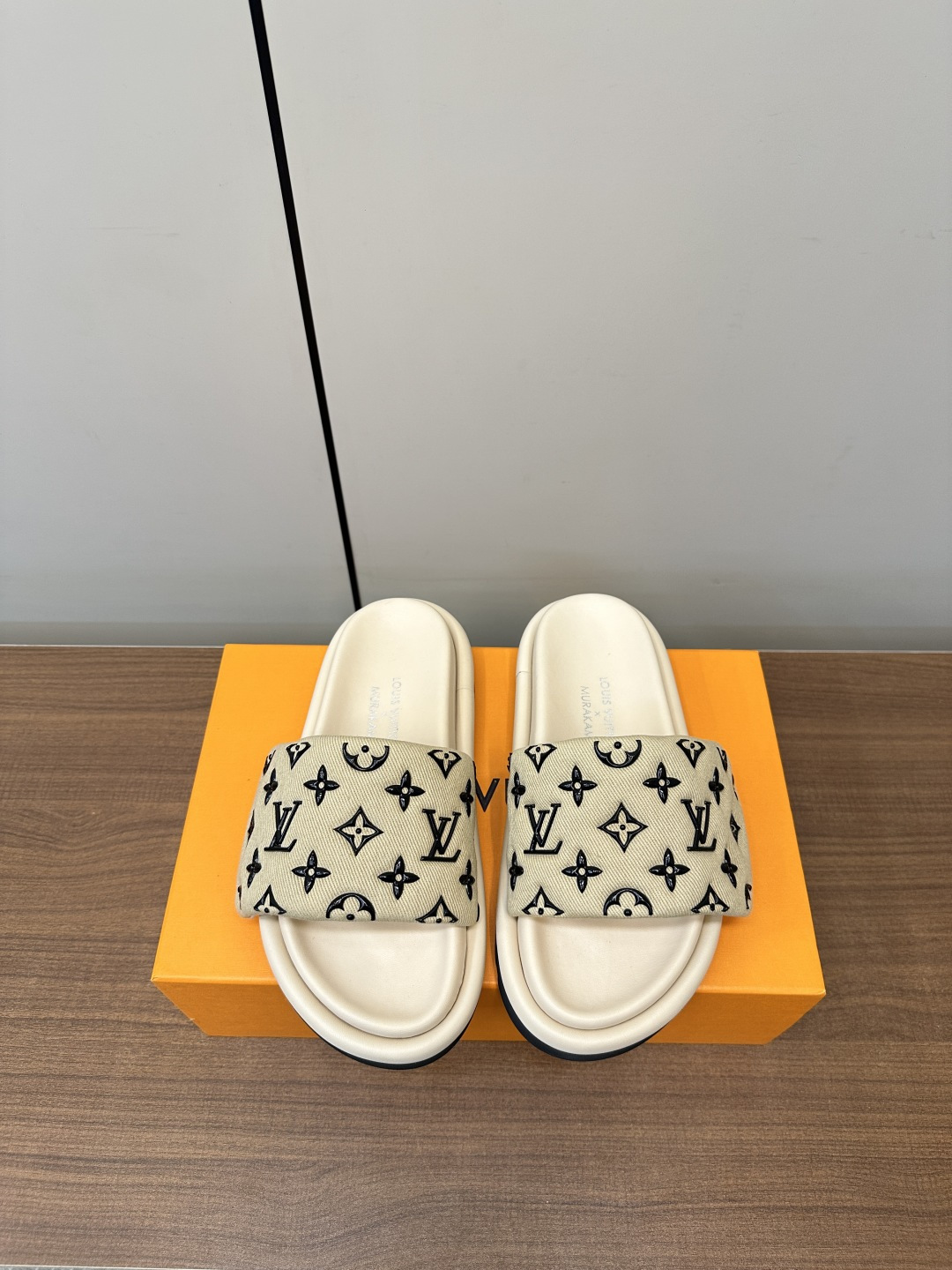 NO:410633,LV｜2025 spring and summer new Velcro slippers louis vuitton ss25 new arrival~ Lv2025 spring and summer new | Three-color presbyterian wielding bread slippers Louis Vuitton x Takashi Murakami Takashi Co-branded series # Sole high-density foam material, extremely lightweight, lambskin material along strips and foot pads!  Size 35-40 (40, 41. Custom made), slippers, louis vuitton, louis vuitton, slippers, sheepskin19860909LV｜2025春夏新款魔术贴拖鞋 louis vuitton ss25 new arrival～ Lv2025春夏新款｜三彩老花魔术贴面包拖鞋 Louis Vuitton x Takashi Murakami村上隆 联名系列# 鞋底高密度发泡材质,轻盈无比,沿条和垫脚小羊皮材质！ 码数35-40（40、41.订做）,拖鞋,louis vuitton,louis vuitton,slippers,sheepskin,Women's Shoes