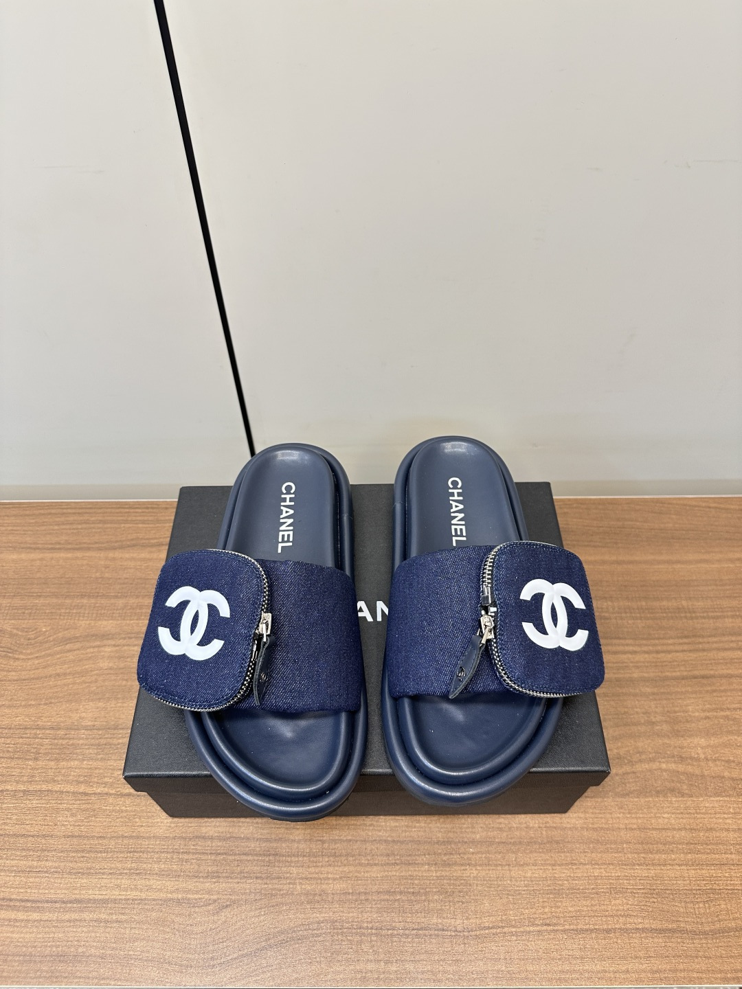 NO:410571,CHANEL｜Xiaoxiang 25P spring and summer bag packaging is decorated with thick-soled lazy slippers. A must-have for lazy people to wear. It is huge, soft and comfortable. It allows you to get rid of all the restraints. It is cute and cute bread shoe shape. It is very friendly to babies with wide feet. The outsol has a certain thickness. It looks thin and long legs when worn. Velcro can be adjusted at will. A must-have for fashionable essence!  The footbed is very comfortable to wear and is comfortable to wear. It is a comfortable feeling that can be seen by the naked eye. No pressure on the day of hard work. Fabric denim canvas fabric. Original foamed sole. SIZE35-40 (customized for 40, 41), slippers, chanel, slippers19860909CHANEL｜小香25P春夏包包装饰厚底懒人拖鞋 懒人必备穿了会上瘾的拖鞋 巨软巨舒服 让你摆脱一切的束缚感呆萌的面包鞋型 对脚宽的宝宝很友好 大底有一定的厚度 穿上巨显腿细腿长 魔术贴可随意调节大小 时髦精必备！ 垫脚脚床很贴合脚底 穿着非常舒服 是肉眼可见的舒适感 暴走一天无压力 面料牛仔帆布面料 原版发泡大底 SIZE35-40（40、41订做）,拖鞋,chanel,slippers,Women's Shoes