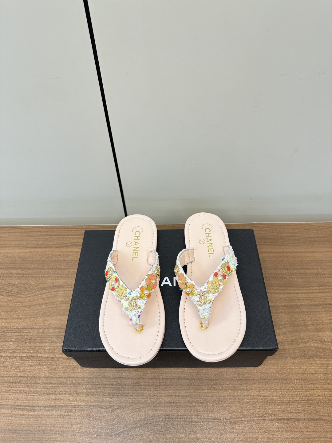 NO:410627,CHANEL｜Chanel 25ss new summer flip flops, a must-have for beaches Chanel2025 Chanel latest hit, summer foot slippers, versatile style to make your feet look thin, a slipper with a great appearance, is a perfect match for any combination!  Slippers are recommended, wool mixture braided on the upper, comfortable, inner mixed-bred sheepskin, outsole, Italian leather outsole, Size#35-41 (40 41 custom made, non-return, exchange), slippers, chanel, chanel, slippers, sheepskin, Leather soles19860909CHANEL｜香奈儿 25ss 夏季新款夹脚人字拖 海滩必备款 Chanel2025香奈儿最新爆款 夏季夹脚拖鞋、百搭显脚瘦气质款,颜值爆棚的一款拖鞋,任意搭配都很绝！懒人拖鞋值得推荐 鞋面羊毛混合物编织 舒服 内里混种羊皮 大底意大利真皮大底 Size#35-41（40 41定制不退换）,拖鞋,chanel,chanel,slippers,sheepskin,Leather soles,Women's Shoes