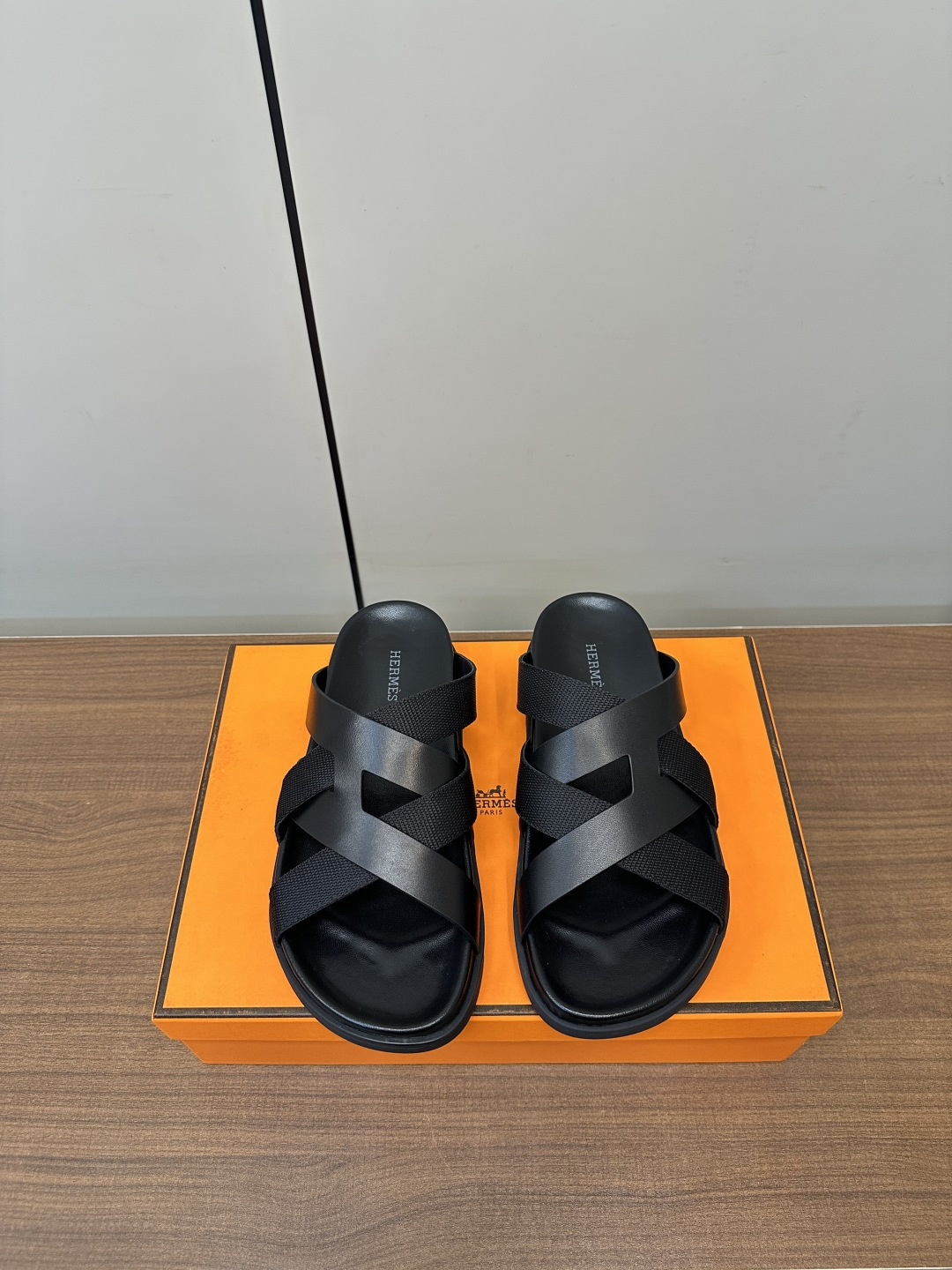 NO:410586,HERMES｜Home new Hermes Kizimir second uncle shoes H-type sandal slippers ZP purchased, top-quality original quality, the highest version on the market, this pair of sandals interprets summer aesthetics with 'twin leather' and uses the interwoven upper inspired by the iconic pattern of 'H' to create a casual shape. The rubber sole adopts an ergonomic groove design, combining lightness, cushioning and wear-resistant and anti-slip functions, and fits the foot curves when walking. The shoe bed lining is made of breathable latex layer, which can be said to be a good companion for summer. The upper imported toe layer of calfskin/goat skin, footbed mixed-bred sheepskin, original molded TPU outsole. Size35-39 size (40 can be customized without return or replacement), slippers, hermes, hermes, sandals, slippers, cowhide, sheepskin19860909HERMES｜H家新款爱马仕Kizimir二舅鞋H型凉鞋拖鞋 ZP购入,顶级原单品质,市面最高版本,这双凉鞋以「双生皮相」诠释夏日美学,以“H”标志性图案为灵感的交织鞋面打造休闲造型,约1.2厘米橡胶鞋底采用人体工学凹槽设计,兼具轻盈缓震性与耐磨防滑功能,行走时贴合足部曲线.鞋床内衬选用透气乳胶层,可谓夏日良伴. 鞋面进口头层小牛皮/山羊皮, 垫脚混种羊皮,原版开模TPU大底. Size35-39码（40可定制不退不换）,拖鞋,hermes,hermes,sandals,slippers,cowhide,sheepskin,Women's Shoes