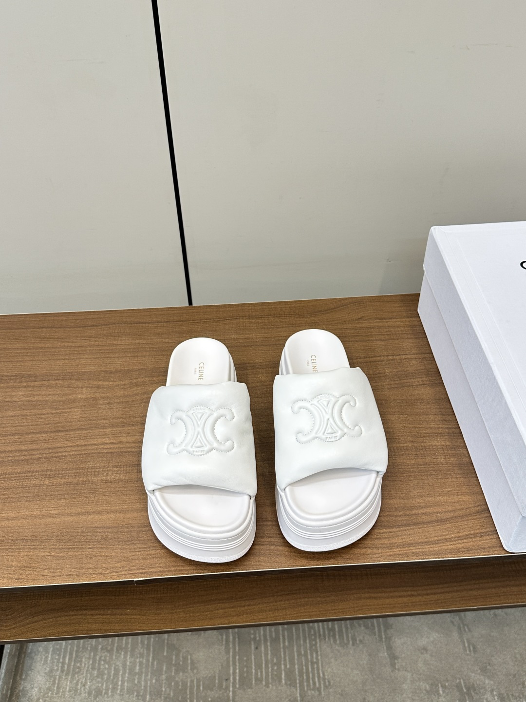 NO:410594,CELINE｜2025ss Arc de Triomphe thick-soled slippers Celine internet celebrity hits!  Major Internet celebrities are first-hand, Celine Internet celebrities ins grass planting artifact, very retro style, full aura, very novel design style, high-end and very comfortable. The original version is one-size-fits-up!  Absolutely original method!  Material sheepskin sponge filling sheepskin lining, molded rubber sole, bottom thickness 6cm Size35-40, slippers, celine, slippers, sheepskin19860909CELINE｜2025ss凯旋门厚底拖鞋 Celine网红爆款来袭！各大网红抢先体验、Celine网红ins种草神器、非常复古风、气场十足单品、设计风格非常新颖、高档且非常舒适.原版一比一定制！绝对原单做法！ 材料绵羊皮海绵填充 羊皮内里, 成型橡胶底、底厚6cm Size35-40,拖鞋,celine,slippers,sheepskin,Women's Shoes