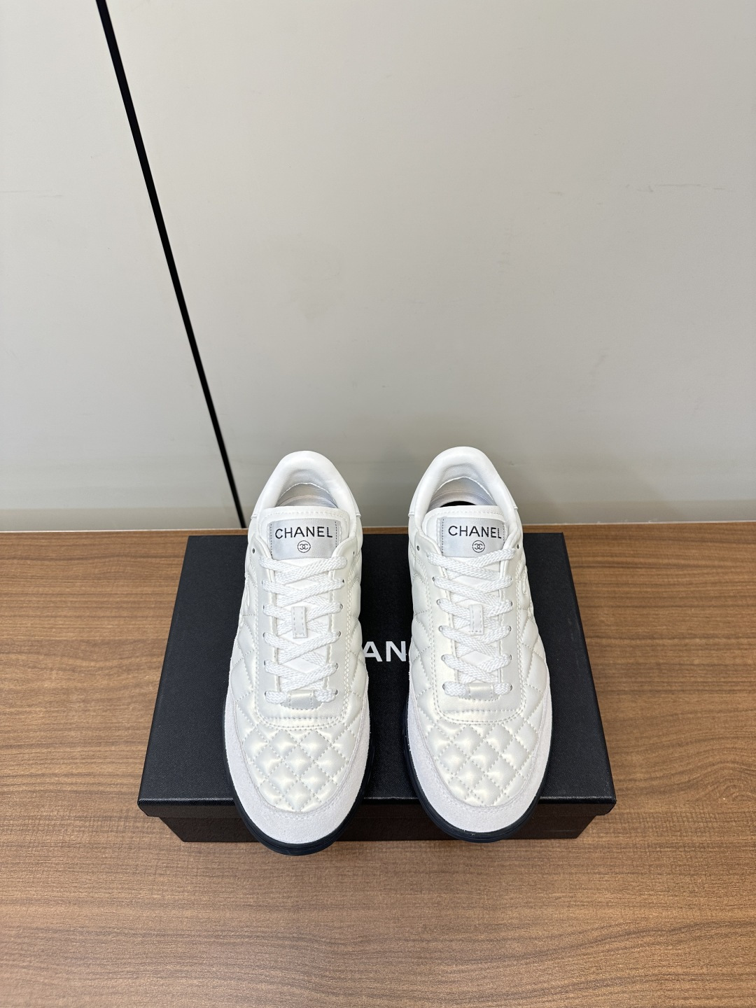 NO:410512,Chanel｜25ss Xiaoxiang’s latest diamond baseball shoes and sneakers!  The new color of the best version, the whole series of fluorescent colors are very eye-catching!  Super good texture!  The upper is original lambskin diamond car line craftsmanship, expensive baseball shoes, the foot feel is very light and comfortable, and all materials are customized according to the original version!  Original open mold tpu rubber sole Size: 35-39 (custom made in 40, 41), casual shoes/sports shoes, chanel, sneakers, sheepskin19860909Chanel｜25ss小香最新菱格棒球鞋运动鞋！ 对版新色 全系荧光色、非常亮眼！质感超好！ 鞋面原版小羊皮菱格车线工艺,贵气十足的棒球鞋,脚感非常轻盈舒适,所有材料均按照原版定制！ 原版开模tpu橡胶底 Size:35-39（40、41订做）,休闲鞋/运动鞋,chanel,sneakers,sheepskin,Women's Shoes