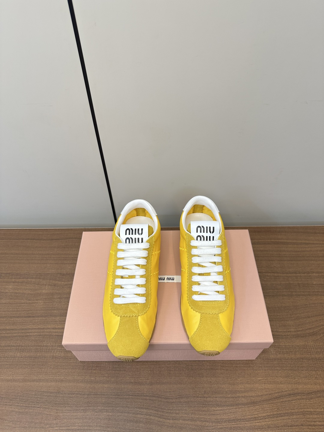 NO:410519,Top version MIUMIU｜Miao De training shoes chiffon breathable versatile sneakers!  The sneakers that were released on the Miu Miu show were launched in the major shopping agency websites around the world. They are simple and casual and unruly, and can reflect the beauty of tannins. The whole pair of shoes is simple and fashionable, and the feet are very light and versatile!  Fabric: Frosted leather/chiffon fabric Inner: Sheepskin footrest Original molded outsole Size: 35-40, casual shoes/sports shoes, miumiu, sneakers, sheepskin19860909顶级版本 MIUMIU｜缪缪德训鞋雪纺布透气百搭球鞋！ Miu Miu 缪缪大秀上爆出的这双球鞋 后全球各大代购官网火爆上市. 简单很随意不羁又能体现单宁美感,整双鞋子设计简约时尚,上脚非常轻便 百搭！ 面料: 磨砂皮/雪纺布 内里: 羊皮垫脚 原版开模大底 Size:35-40,休闲鞋/运动鞋,miumiu,sneakers,sheepskin,Women's Shoes