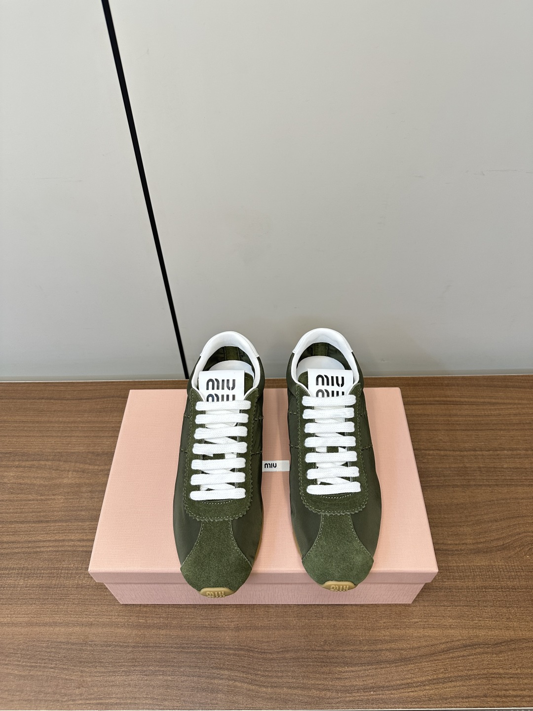 NO:410526,MIUMIU｜Miao De training shoes chiffon breathable versatile sneakers!  The sneakers that were released on the Miu Miu show were launched in the major shopping agency websites around the world. They are simple and casual and unruly, and can reflect the beauty of tannins. The whole pair of shoes is simple and fashionable, and the feet are very light and versatile!  Fabric: Frosted leather/chiffon fabric Inner: Sheepskin footrest Original molded outsole Size: 35-40, casual shoes/sports shoes, miumiu, sneakers, sheepskin19860909MIUMIU｜缪缪德训鞋雪纺布透气百搭球鞋！ Miu Miu 缪缪大秀上爆出的这双球鞋 后全球各大代购官网火爆上市. 简单很随意不羁又能体现单宁美感,整双鞋子设计简约时尚,上脚非常轻便 百搭！ 面料: 磨砂皮/雪纺布 内里: 羊皮垫脚 原版开模大底 Size:35-40,休闲鞋/运动鞋,miumiu,sneakers,sheepskin,Women's Shoes