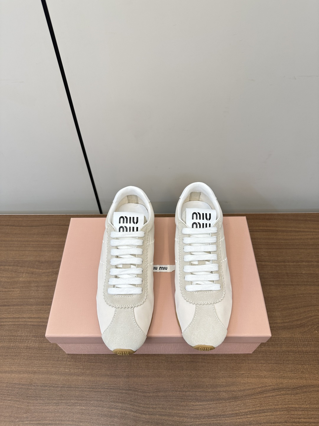 NO:410533,Top version MIUMIU｜Miao De training shoes chiffon breathable versatile sneakers!  The sneakers that were released on the Miu Miu show were launched in the major shopping agency websites around the world. They are simple and casual and unruly, and can reflect the beauty of tannins. The whole pair of shoes is simple and fashionable, and the feet are very light and versatile!  Fabric: Frosted leather/chiffon fabric Inner: Sheepskin footrest Original molded outsole Size: 35-40, casual shoes/sports shoes, miumiu, sneakers, sheepskin19860909顶级版本 MIUMIU｜缪缪德训鞋雪纺布透气百搭球鞋！ Miu Miu 缪缪大秀上爆出的这双球鞋 后全球各大代购官网火爆上市. 简单很随意不羁又能体现单宁美感,整双鞋子设计简约时尚,上脚非常轻便 百搭！ 面料: 磨砂皮/雪纺布 内里: 羊皮垫脚 原版开模大底 Size:35-40,休闲鞋/运动鞋,miumiu,sneakers,sheepskin,Women's Shoes