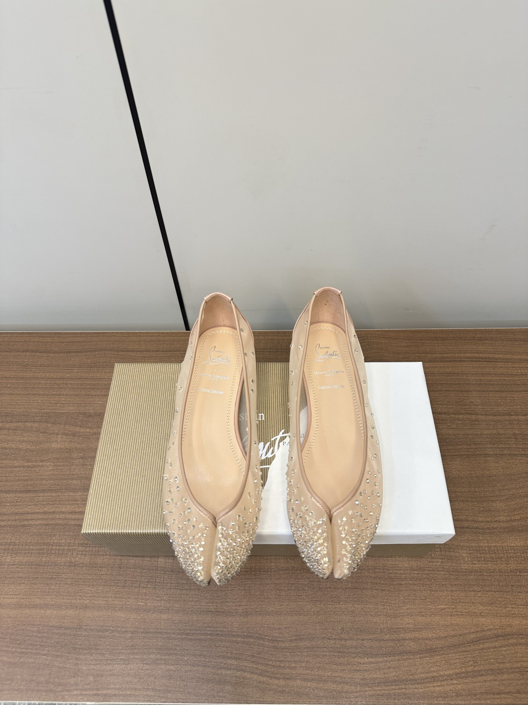 NO:410615,CL× MM6 | Majella co-branded flat-toed shoes with diamond-scalding style Christian Lorbortin and Maison Margiela 25ss new co-branded split-toed flat-scaling shoes are both high-end and fashionable!  bring bring diamonds are very beautiful and luxurious. This spring is a very popular collaboration. It combines the tabi and the sharp and fashionable CL very cutely. Wear a set of Outfits that I think will match. The upper uses breathable mesh and iron diamonds, and the comfort is not to be questioned!  footbed sheepskin size35-40 (40 custom made), split-toe shoes, tom ford,masion margiela,masion margiela,flats,sheepskin19860909CL× MM6 ｜马吉拉联名款平底分趾鞋烫钻款 ChristianLorbortin和MaisonMargiela25ss新款联名分趾平底鞋即高定又时尚！bring bring钻非常漂亮又奢华 这波春来乍到的联名还挺戳我的 把tabi和锐利时髦的CL融合的很嗲 穿了一套觉得会很配的Outfit去 鞋面采用透气网纱烫钻、舒适度不用质疑！ 垫脚羊皮 size35-40（40订做）,分趾鞋,tom ford,masion margiela,masion margiela,flats,sheepskin,Women's Shoes