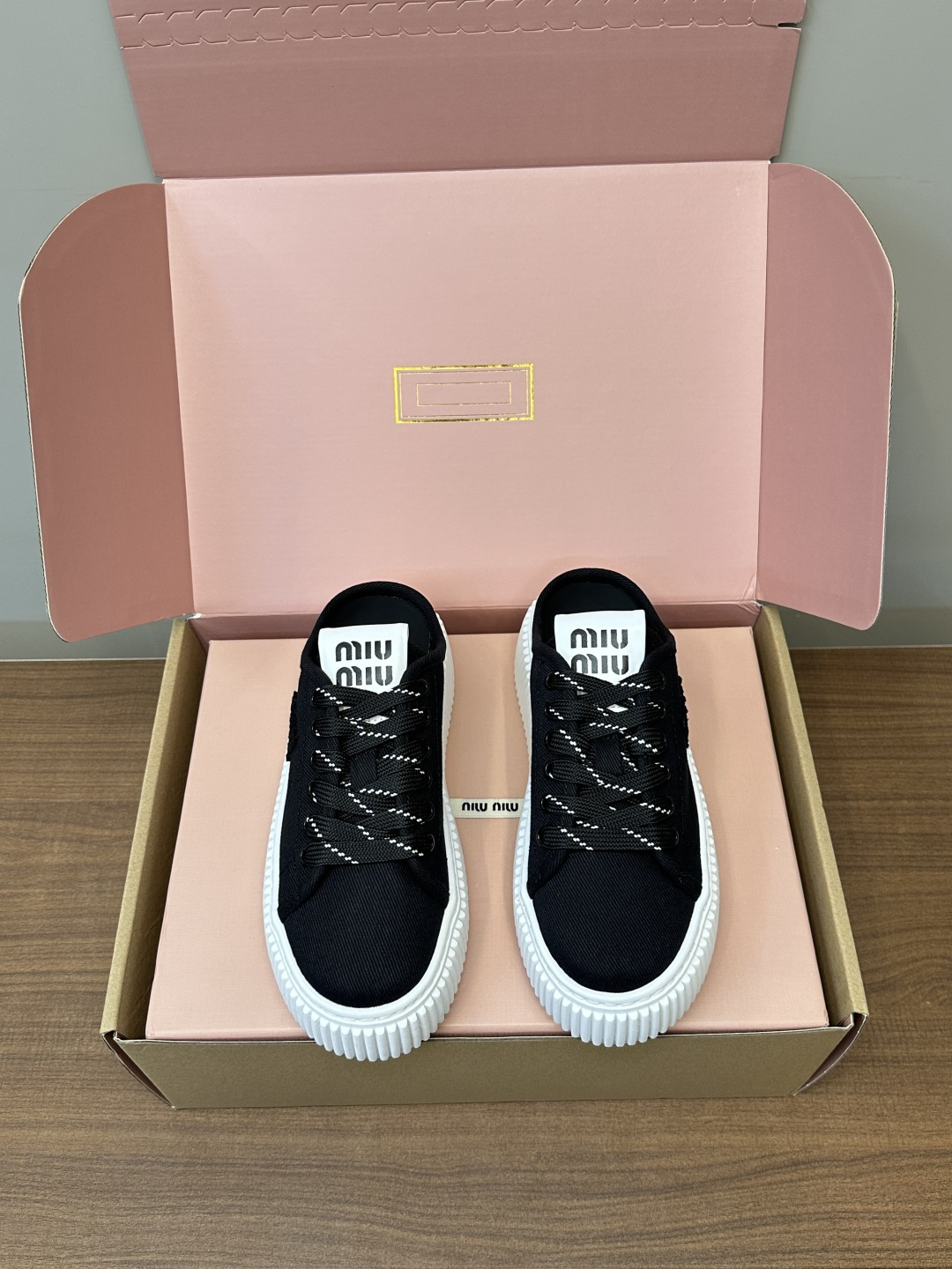 NO:410539,Top version MIUMIU｜Miao Miu 2025 new embroidered thick-soled canvas shoes. The top-level original fabric is full of texture, matched with classic letter embroidery, the embroidery logo is three-dimensional and full, instantly illuminating the overall shape and recognizing up!  IP ultra-light foamed large sole!  Light and elastic. Whether it is daily going out or vacationing, it can easily hold the scene. If you wear it, you will be the most beautiful baby on the street!  Imported original fabric of upper, outsole, IP foamed sole, inner imported sheepskin, size 35-40, casual shoes/sports shoes, miumiu, sneakers, sheepskin19860909顶级版本 MIUMIU｜ 缪缪2025新品刺绣厚底帆布鞋 顶级原版面料质感满满,搭配经典字母刺绣,刺绣logog立体饱满,瞬间点亮整体造型,辨识度up！IP超轻发泡大底！轻盈高弹.无论是日常出街还是度假旅行,它都能轻松hold住场面. 穿上它,你就是街头最靓的崽！ 鞋面进口原版面料 大底IP发泡大底 内里进口羊皮里 码数35-40,休闲鞋/运动鞋,miumiu,sneakers,sheepskin,Women's Shoes