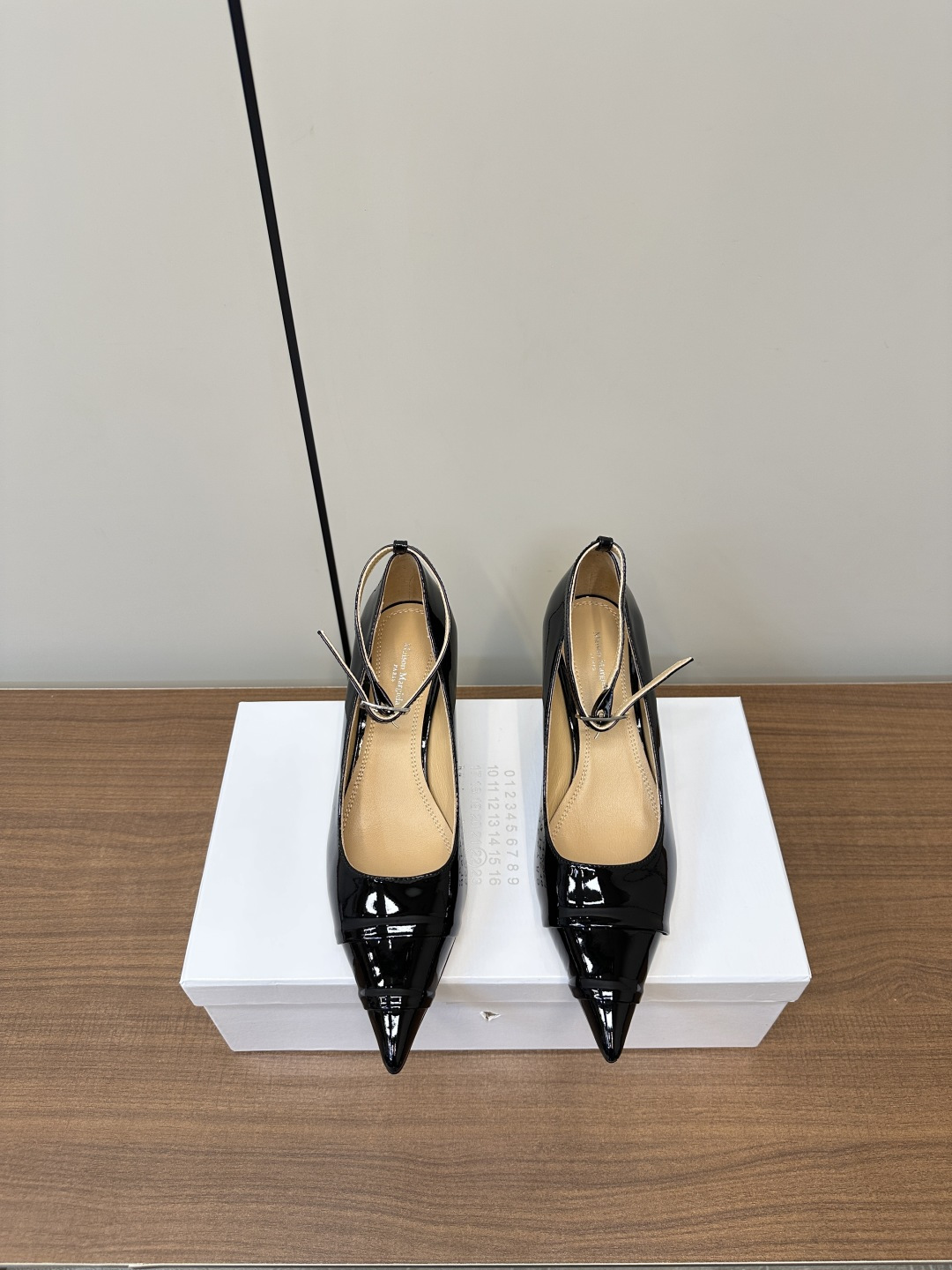 NO:410611,MaisonMargiela｜Maison MM6 Cat and Sexy Pointed New Style is coming!  It's so fragrant, beautiful, colorful and sexy goddess is coming to her face!  Fashion items that cannot be missed Simple and stylish beauty Fashion age-reducing artifact Simple and high-end design while meeting daily life Leisure and vacation versatile Zhenxin Bashi Original soft cow patent leather fabric Inner sheepskin Inner size 35-40 (40 custom made without return or exchange), high heels, masion margiela, masion margiela, high heels, sheepskin19860909MaisonMargiela｜马吉拉 MM6 猫跟性感尖头新款火爆来袭！ 太香了,靓丽多彩性感女神扑面而来！ 不容错过的时尚单品 简单又有格调的美 时尚减龄神器 简单高级的设计 同时满足日常 休闲渡假 百搭 真心巴适  原版软牛漆皮面料 内里羊皮内里 码数35—40（40订做不退换）,高跟鞋,masion margiela,masion margiela,high heels,sheepskin,Women's Shoes