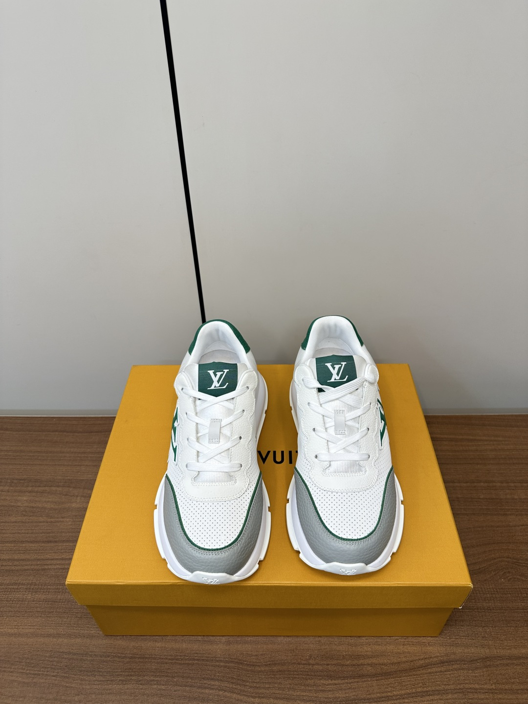 NO:410550,LV｜Louis Vuitton 25s new sports shoes, thick sole casual couple dad shoes LV runner lace-up shoes appeared in Louis Vuitton early spring show, using technology punched fabric and metal texture synthetic material to create a streamlined design, brand elements embellish the upper and lightweight technology sole. Fabric: original imported cowhide + technology mesh, inner lining original customized breathable mesh, sole original mold opening ultra-light foaming material combination rubber outsole, sole thickness 4cm, size 35-45 original packaging drawer box, casual shoes/sports shoes, louis vuitton, louis vuitton, sneakers, cowhide19860909LV｜路易威登 25s新款 运动鞋 厚底 休闲 情侣款老爹鞋 LV runner系带鞋亮相路易威登 早春秀场,以科技冲孔面料和金属质感合成材质塑造流线型设计 品牌元素点缀鞋面和轻质科技鞋底. 面料:原版进口牛皮+科技网面 内里原版定制透气网里 鞋底原版开模超轻发泡材质组合橡胶大底 底厚4cm 码数35-45 原版包装抽屉盒,休闲鞋/运动鞋,louis vuitton,louis vuitton,sneakers,cowhide,Women's Shoes