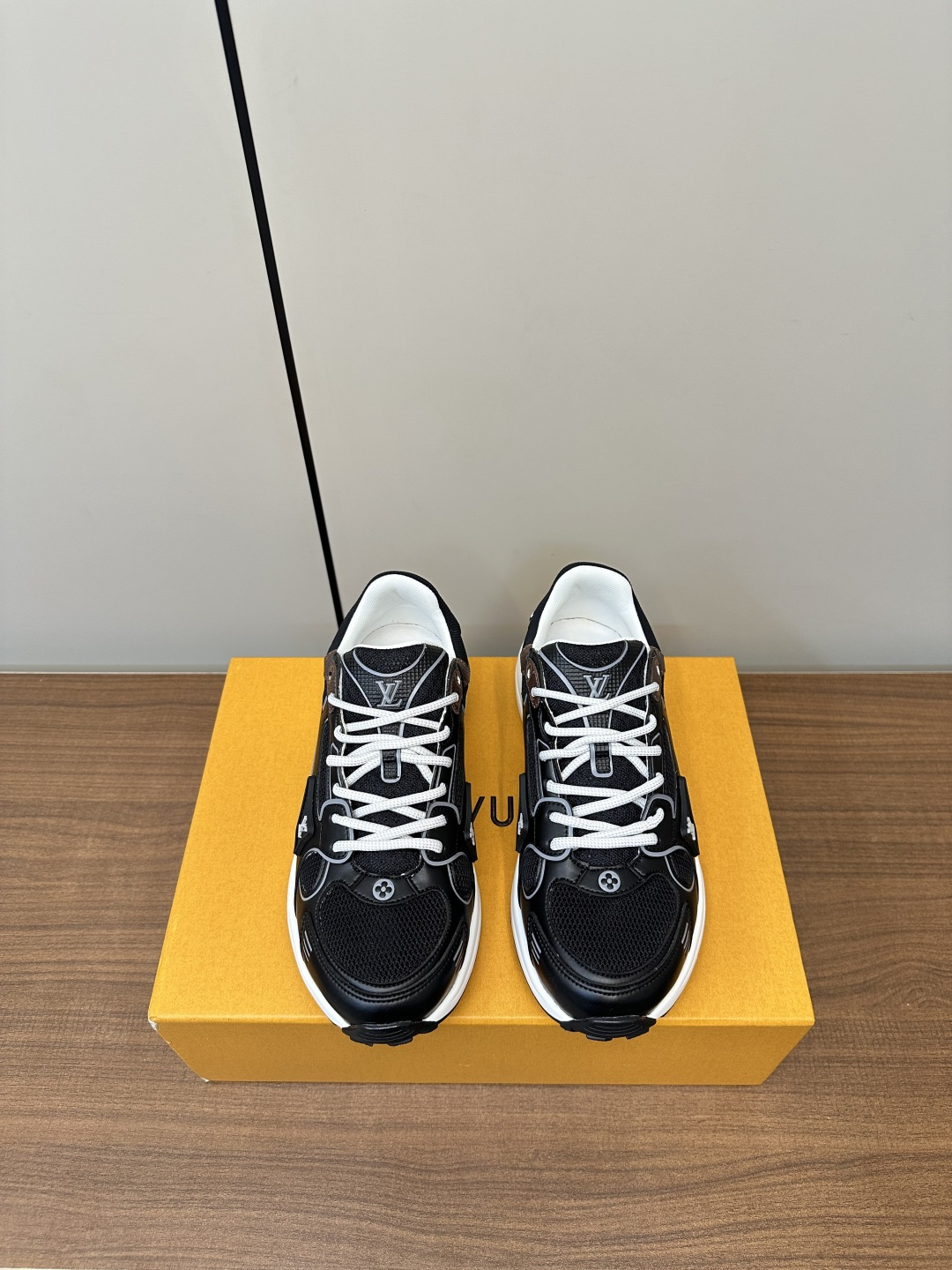 NO:410545,LV｜Louis Vuitton L Home Donkey Brand Latest Olympia Series Couple Model Silver Horn King Casual Sports Shoes Running Shoes (Men's Size) This model LV Olympia Sports Shoes combine mesh fabrics with metal texture synthetic leather and other technological fabrics, reinterpreting the classic running shoe design with neat and simple design. Light EVA outsole makes for a comfortable and flexible wearing experience. Monogram embossed and LV letters and other rich details establish recognition. Delivery counter exquisite packaging Fabric: original imported technology fabric + mesh surface Inner original customized breathable mesh Sole original open mold rubber foam material Sole thickness 3.5CM Size: women's 35-40 / men's 39-45, casual shoes/sports shoes, louis vuitton, louis vuitton, louis  vuitton, alexander wang,louis vuitton,sneakers19860909LV｜路易威登L家 驴牌 最新Olympia系列 情侣款 银角大王 休闲 运动鞋 跑鞋（男码） 本款 LV Olympia 运动鞋融合网格面料与金属质感合成皮革等科技面料,以利落简约设计重绎经典跑鞋设计.轻盈 EVA 外底成就舒弹穿着体验.Monogram 压纹与 LV 字母等丰富细节树立辨识度 配送专柜精美包装 面料:原版进口科技面料+网面 内里原版定制透气网里 鞋底原版开模橡胶发泡材质 底厚3.5CM Size:女款35-40 / 男款39-45,休闲鞋/运动鞋,louis vuitton,louis vuitton,louis vuitton,alexander wang,louis vuitton,sneakers,Women's Shoes