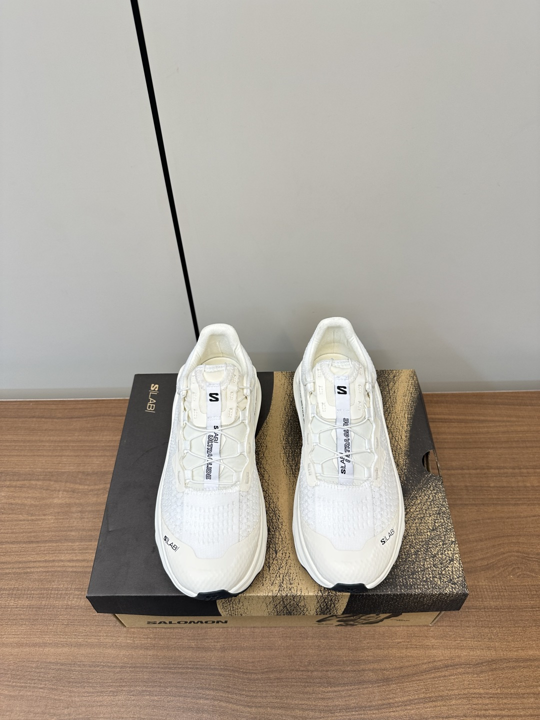 NO:410558,SALOMON XT WHISPER SALOMON Outdoor Casual Thick-soled Mountaineering Sneakers are a new interpretation focusing on their aerodynamic appearance, with iconic white and cream bringing urban style. The other pair is made of pure black to highlight textured details. The iconic sneakers are refined into a new urban classic, bringing a quiet atmosphere to SALOMON. The upper is high-density flying weaving and breathable, the inner is super velvet, and the rubber foamed sole is!  size couples 35-45, casual shoes/sports shoes, sneakers19860909SALOMON XT WHISPER 萨洛蒙户外 休闲厚底登山运动鞋 全新演绎的专注于其空气动力学的外观上,标志性白色与奶油色带来都市风格.另一双则以纯粹的黑色打造,突出富质感的细节,标志性运动鞋被提炼为新的都市经典 为 SALOMON带来静谧气息 鞋面高密度飞织透气 内里超迁绒 橡胶发泡大底！ size情侣款35-45,休闲鞋/运动鞋,sneakers,Women's Shoes