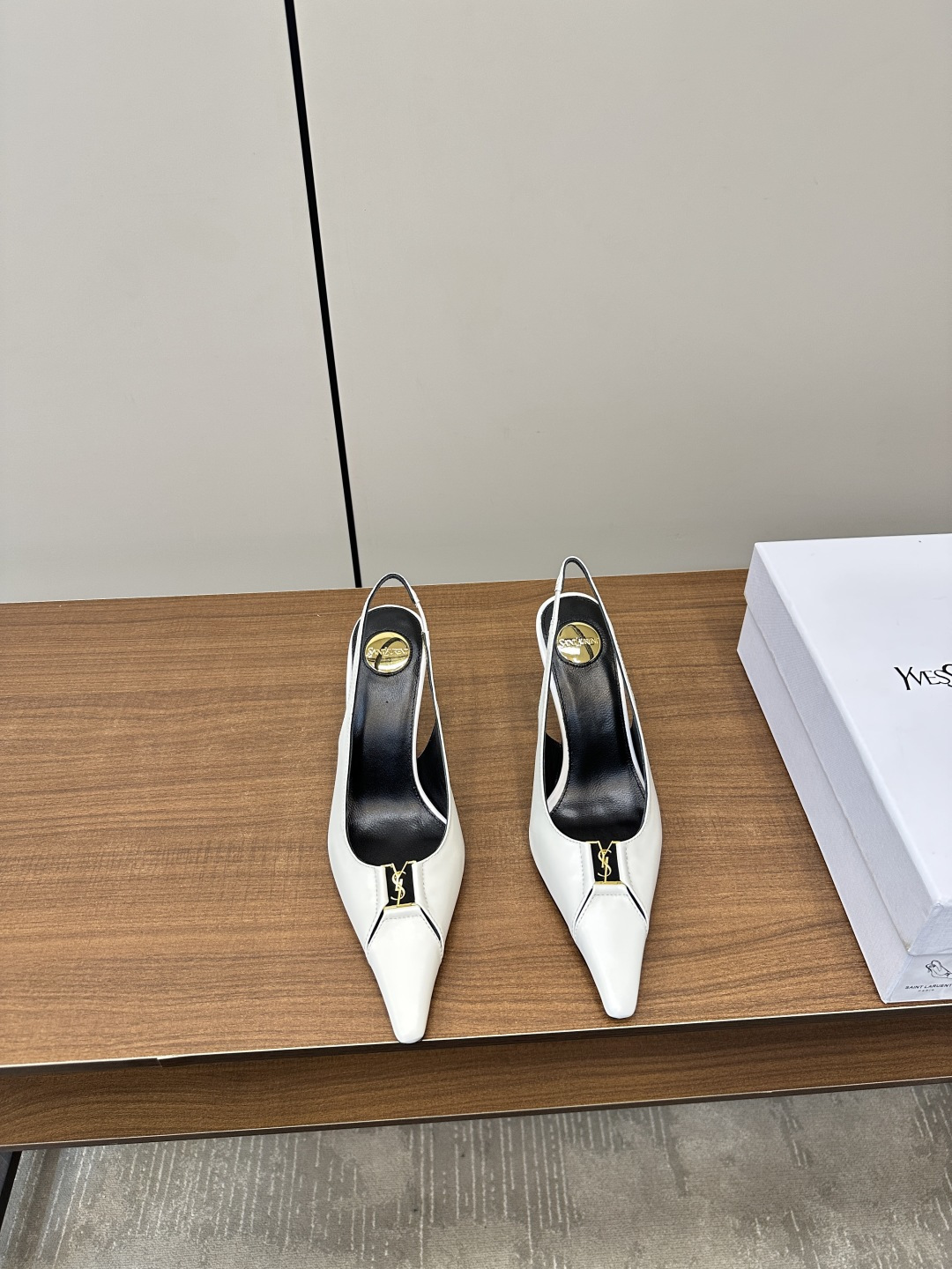 NO:410617,【Saint Laurent】Saint Laurent YSL Sexy High Heel Sandals SAINTLAURENTYSL2025 Early Spring New Saint Laurent Heels Series This season's king explosion is coming, the fried chicken looks good, and the feet are absolutely amazing!  A must-have for a look!  The foot is super beautiful, the original 1:1 mold opening heel is synchronized on the official website. Soft patent leather/calf leather. Imported sheepskin. Sole Italian leather outsole. Heel height 9cm. This is a sexy sandal that makes people shine.) Size35-39, high heels, saint laurent, saint laurent, saint laurent, saint laurent, sandals, high heels, cowhide, sheepskin, Leather soles19860909【Saint Laurent】圣罗兰YSL 性感高跟凉鞋 SAINTLAURENTYSL2025早春新款圣罗兰跟鞋系列 本季度王炸来袭,炒鸡好看,上脚绝绝子！看一眼必入款！上脚超美,原版1:1开模鞋跟 官网同步 面料软漆皮/小牛皮 内里进口羊皮 鞋底意大利真皮大底 跟高9cm这是让人眼前一亮的性感凉鞋） Size35-39,高跟鞋,saint laurent,saint laurent,saint laurent,sandals,high heels,cowhide,sheepskin,Leather soles,Women's Shoes