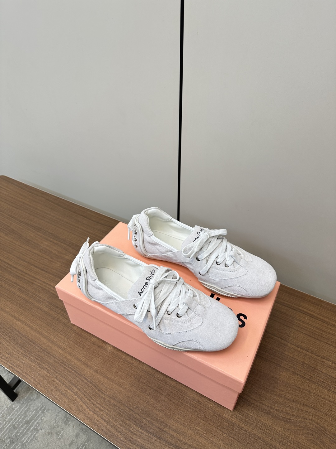 “Acne Studios Introduces New Ballet Shoes with Unique Fabrics and Design” - 图片 2